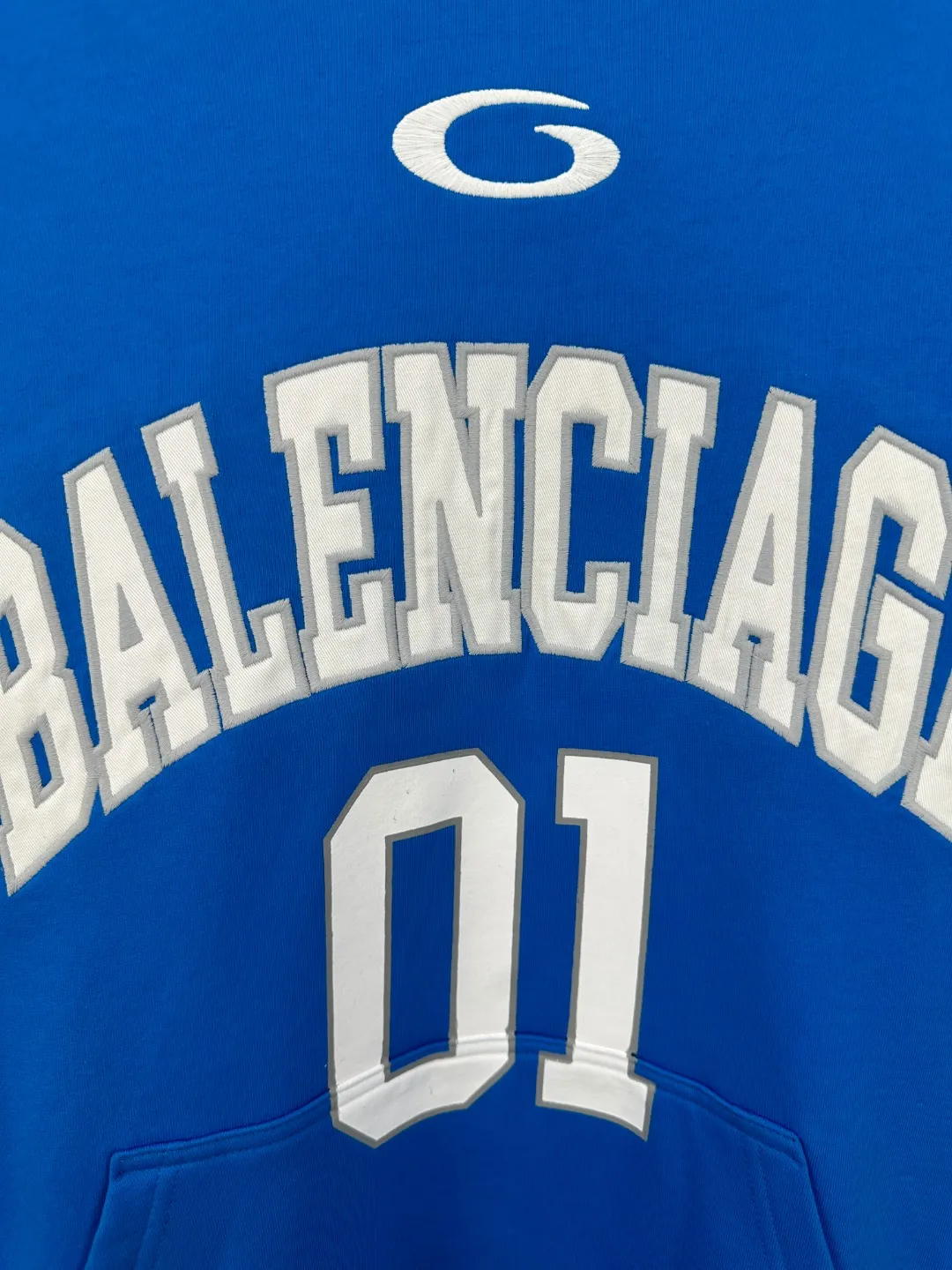 🅿️380 - BALENCI*GA Paris' latest embroidered printed hooded long-sleeved sweatshirt for basketball uniforms. The front embroidery is embroidered and printed with a Tajima computer embroidery machine. The car seal in the lower left corner. The back panel is printed with environmentally friendly glue. The effect is three-dimensional. Exclusively pattern-woven and dyed 460g fabric. Threads are dyed in the same cylinder with zero color difference. Brick cabinets are synchronized. Comparisons are welcome. Same style for men and women -Color: black, purple, orchid -SIZE: Xs S M L style number 8956#