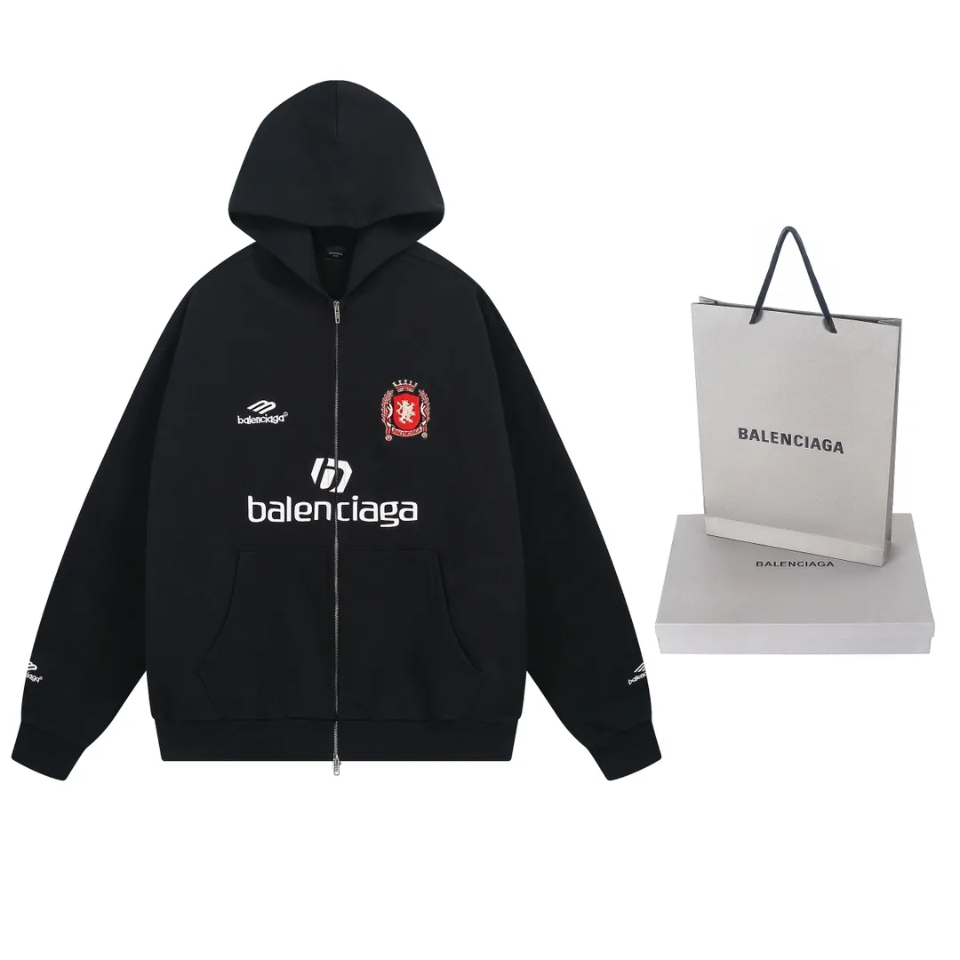 🅿️380 real shots [Top version. Official website quality] BALENCI*GA/Paris new model. Co-branded Manchester United football sportswear LOGO embroidered printed cardigan hooded sweatshirt. The craftsmanship is extremely complex and the market currency is very different. Welcome to compare🆚. The fabric is made of Paris ZP custom-woven and dyed cotton sweatshirt. Weighing 460 grams, the cloth surface is clean. The cloth pattern is clear, soft and comfortable. The threads are dyed with no color difference. The classic pattern embroidery is embroidered by Tajima imported embroidery machine, and the printing uses imported glue. The letters are clear, three-dimensional and without burrs. Jubie market produces pictures based on pictures. Welcome to compare. The version adopts OS loose shoulder design. Same style for men and women. Code: BL238927 Color: black, white Size: XS S M L