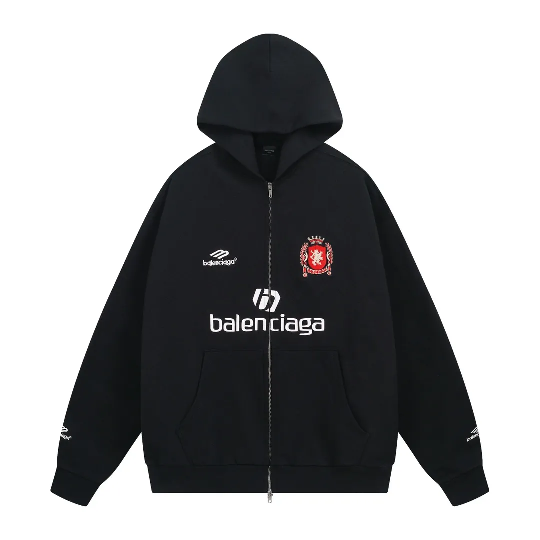 🅿️380 real shots [Top version. Official website quality] BALENCI*GA/Paris new model. Co-branded Manchester United football sportswear LOGO embroidered printed cardigan hooded sweatshirt. The craftsmanship is extremely complex and the market currency is very different. Welcome to compare🆚. The fabric is made of Paris ZP custom-woven and dyed cotton sweatshirt. Weighing 460 grams, the cloth surface is clean. The cloth pattern is clear, soft and comfortable. The threads are dyed with no color difference. The classic pattern embroidery is embroidered by Tajima imported embroidery machine, and the printing uses imported glue. The letters are clear, three-dimensional and without burrs. Jubie market produces pictures based on pictures. Welcome to compare. The version adopts OS loose shoulder design. Same style for men and women. Code: BL238927 Color: black, white Size: XS S M L