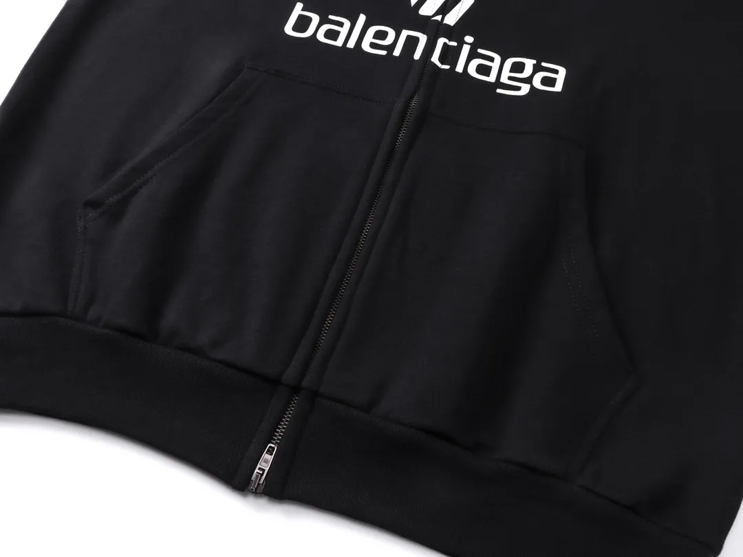 🅿️380 real shots [Top version. Official website quality] BALENCI*GA/Paris new model. Co-branded Manchester United football sportswear LOGO embroidered printed cardigan hooded sweatshirt. The craftsmanship is extremely complex and the market currency is very different. Welcome to compare🆚. The fabric is made of Paris ZP custom-woven and dyed cotton sweatshirt. Weighing 460 grams, the cloth surface is clean. The cloth pattern is clear, soft and comfortable. The threads are dyed with no color difference. The classic pattern embroidery is embroidered by Tajima imported embroidery machine, and the printing uses imported glue. The letters are clear, three-dimensional and without burrs. Jubie market produces pictures based on pictures. Welcome to compare. The version adopts OS loose shoulder design. Same style for men and women. Code: BL238927 Color: black, white Size: XS S M L