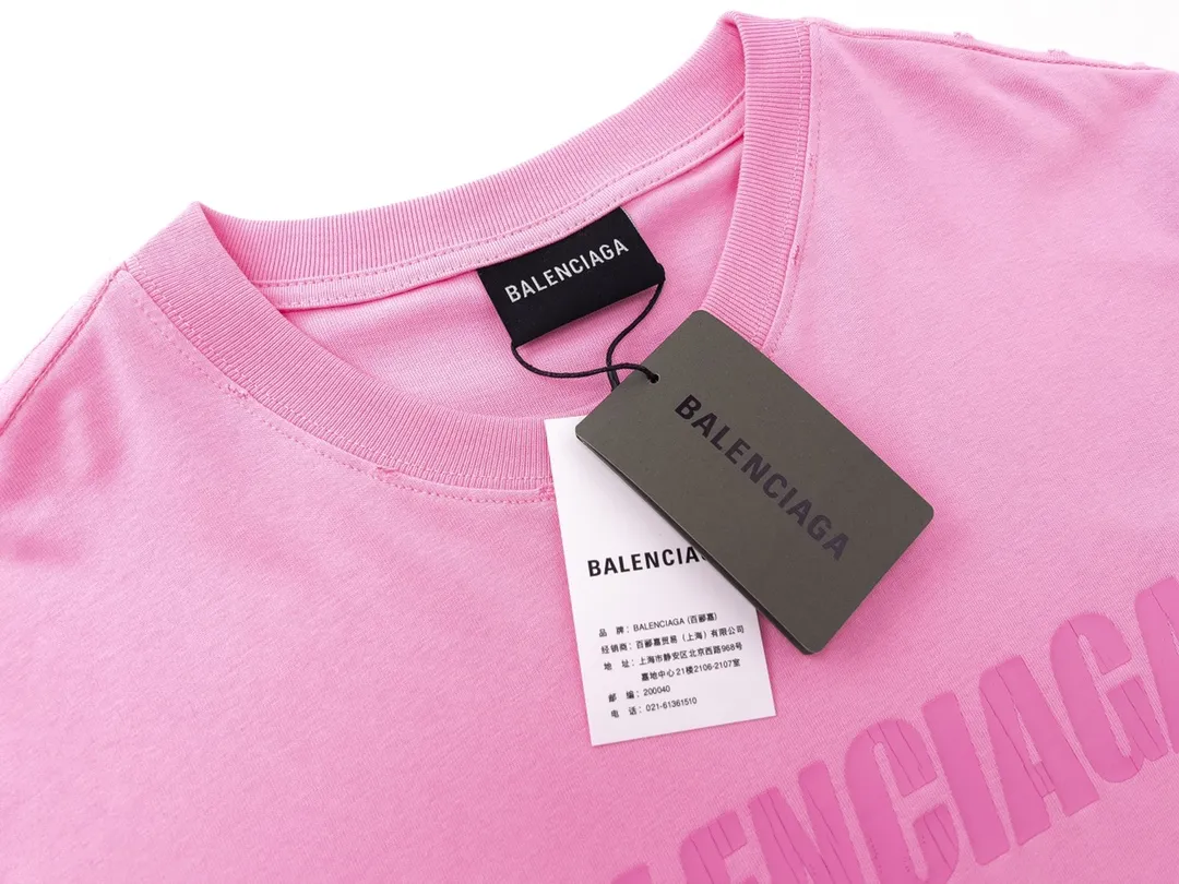 🅿️166 Detailed picture [Top version. Official website quality] BALENCI*GA/Paris. 2023 new style. Classic letter LOGO printed distressed short-sleeved T-shirt. Brick cabinet synchronization. The fabric is made of Paris ZP custom-woven and dyed 100% cotton double yarn compact cotton. The weight is 260 grams, the cloth surface is clean. The cloth pattern is clear, soft and comfortable. The threads are dyed with no color difference. The classic pattern is printed with environmentally friendly imported materials and precision printing screens, with clear letters and three-dimensional effect. Restored brick cabinet. The garments are hand-worn and distressed by many people. Different market currency. Welcome to compare. The version adopts OS loose shoulder design. Same style for men and women. Coding: BL223072 Color: black, coffee, pink, white, fruit green, navy Size: XS to L