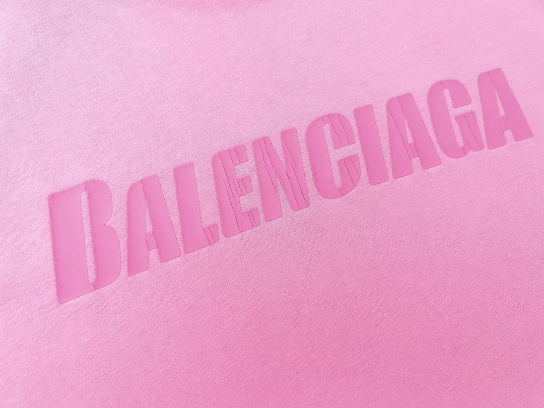 🅿️166 Detailed picture [Top version. Official website quality] BALENCI*GA/Paris. 2023 new style. Classic letter LOGO printed distressed short-sleeved T-shirt. Brick cabinet synchronization. The fabric is made of Paris ZP custom-woven and dyed 100% cotton double yarn compact cotton. The weight is 260 grams, the cloth surface is clean. The cloth pattern is clear, soft and comfortable. The threads are dyed with no color difference. The classic pattern is printed with environmentally friendly imported materials and precision printing screens, with clear letters and three-dimensional effect. Restored brick cabinet. The garments are hand-worn and distressed by many people. Different market currency. Welcome to compare. The version adopts OS loose shoulder design. Same style for men and women. Coding: BL223072 Color: black, coffee, pink, white, fruit green, navy Size: XS to L