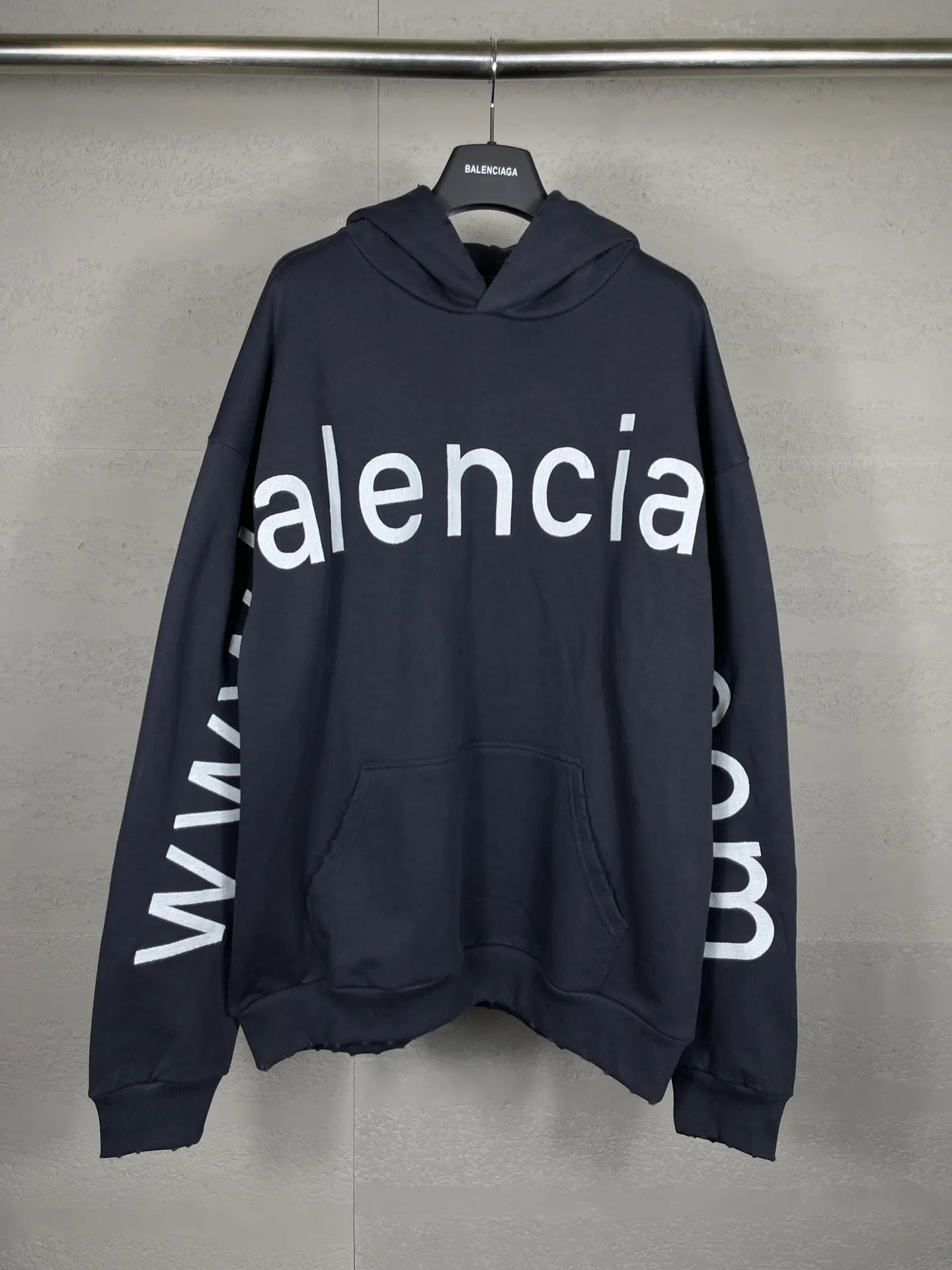🅿️356 real photos [Top version. Official website quality] BALENCI*GA/Paris BALENCI*GA#2024 latest model, Paris website embroidered letters large LOGO long-sleeved T-shirt. Brick cabinet sync. The first genuine product was developed, with over 200,000 stitches of counter-position embroidery on the chest. Notice! ️Full letter embroidery, welcome to compare! The fabric is made of Paris ZP custom-woven and dyed cotton sweatshirt. The weight is 450 grams. The cloth surface is clean. The cloth pattern is clear. It is soft and comfortable. It has good color fastness and is not easy to change color. The threads are woven and dyed with no color difference. The embroidery is done using imported Tajima embroidery machines. Super 20W needle thread embroidery, accurate positioning, three-dimensional effect, clear lines. No burrs and miscellaneous threads, ultra-high craftsmanship embroidery. The version adopts OS loose shoulder design. Same style for men and women. Code: BL238005 Color: Black. White. Size: XS S M L