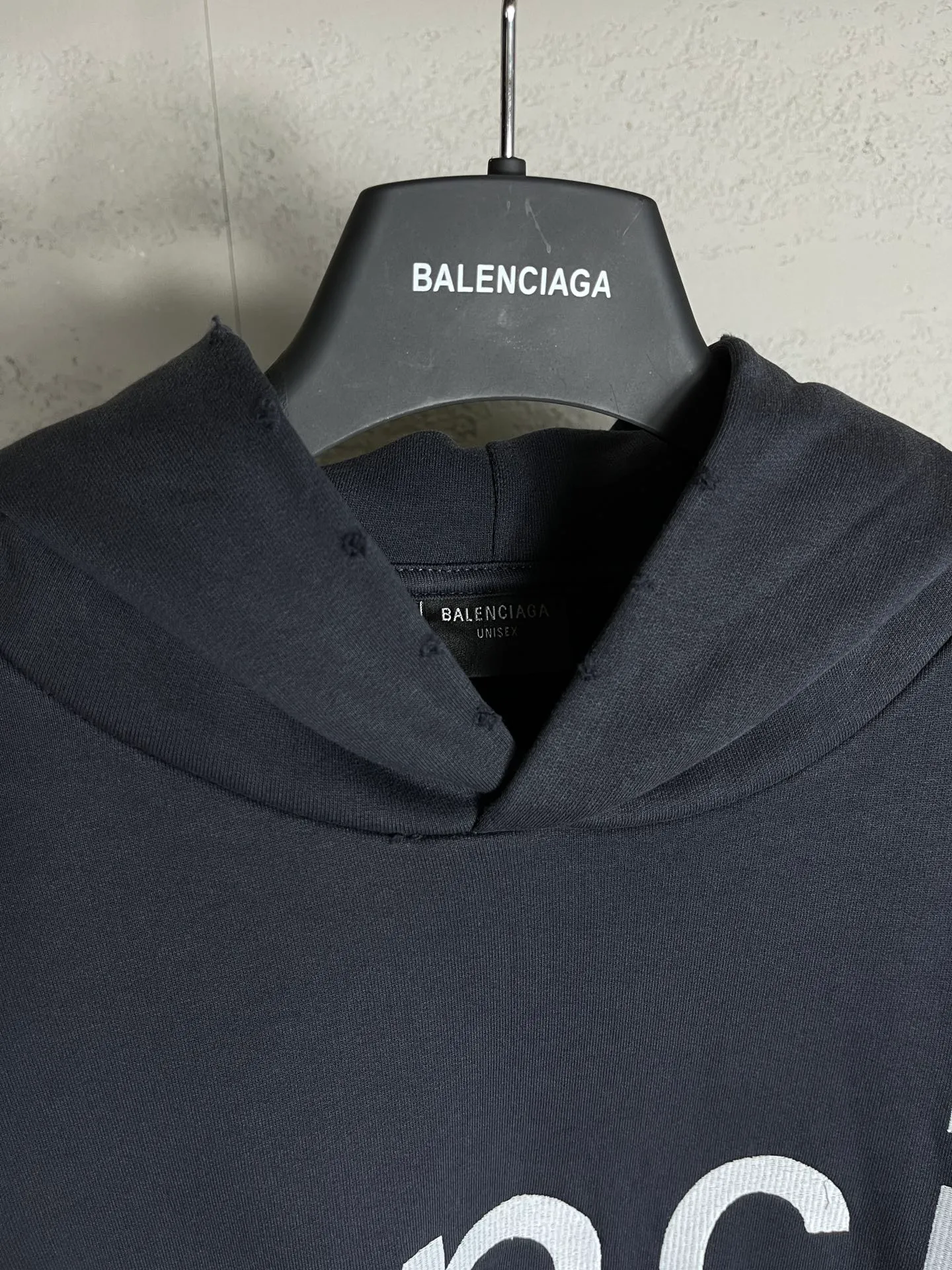 🅿️356 real photos [Top version. Official website quality] BALENCI*GA/Paris BALENCI*GA#2024 latest model, Paris website embroidered letters large LOGO long-sleeved T-shirt. Brick cabinet sync. The first genuine product was developed, with over 200,000 stitches of counter-position embroidery on the chest. Notice! ️Full letter embroidery, welcome to compare! The fabric is made of Paris ZP custom-woven and dyed cotton sweatshirt. The weight is 450 grams. The cloth surface is clean. The cloth pattern is clear. It is soft and comfortable. It has good color fastness and is not easy to change color. The threads are woven and dyed with no color difference. The embroidery is done using imported Tajima embroidery machines. Super 20W needle thread embroidery, accurate positioning, three-dimensional effect, clear lines. No burrs and miscellaneous threads, ultra-high craftsmanship embroidery. The version adopts OS loose shoulder design. Same style for men and women. Code: BL238005 Color: Black. White. Size: XS S M L