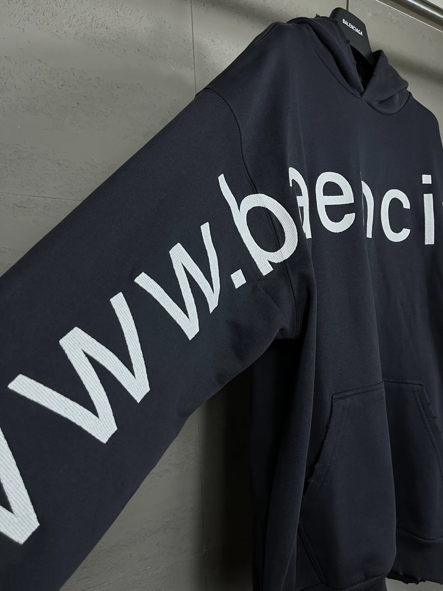 🅿️356 real photos [Top version. Official website quality] BALENCI*GA/Paris BALENCI*GA#2024 latest model, Paris website embroidered letters large LOGO long-sleeved T-shirt. Brick cabinet sync. The first genuine product was developed, with over 200,000 stitches of counter-position embroidery on the chest. Notice! ️Full letter embroidery, welcome to compare! The fabric is made of Paris ZP custom-woven and dyed cotton sweatshirt. The weight is 450 grams. The cloth surface is clean. The cloth pattern is clear. It is soft and comfortable. It has good color fastness and is not easy to change color. The threads are woven and dyed with no color difference. The embroidery is done using imported Tajima embroidery machines. Super 20W needle thread embroidery, accurate positioning, three-dimensional effect, clear lines. No burrs and miscellaneous threads, ultra-high craftsmanship embroidery. The version adopts OS loose shoulder design. Same style for men and women. Code: BL238005 Color: Black. White. Size: XS S M L