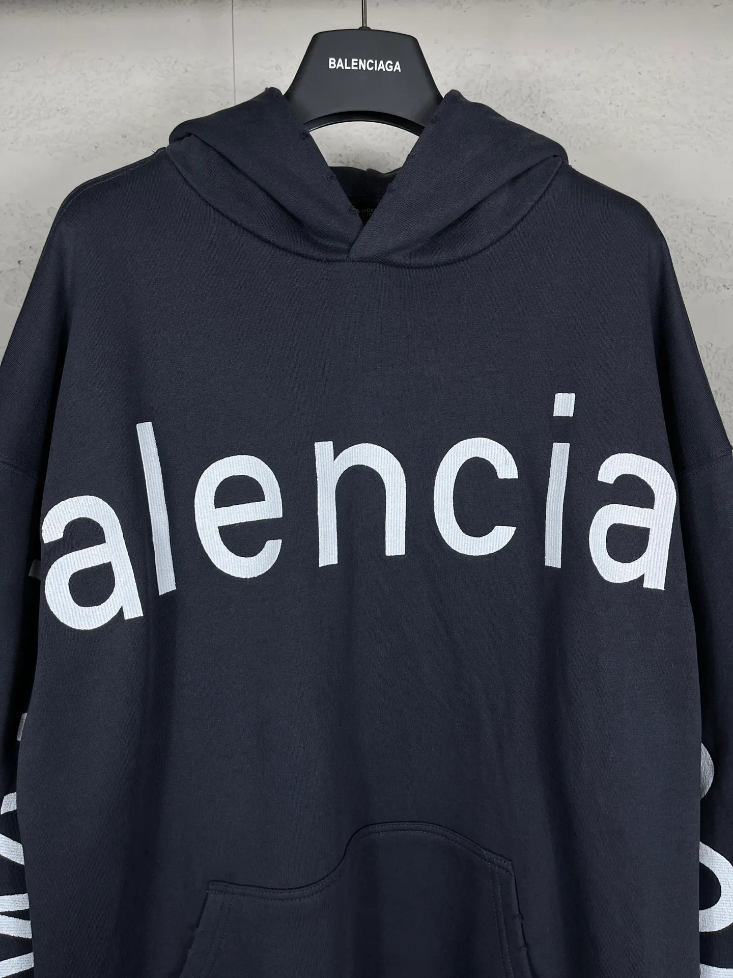 🅿️356 real photos [Top version. Official website quality] BALENCI*GA/Paris BALENCI*GA#2024 latest model, Paris website embroidered letters large LOGO long-sleeved T-shirt. Brick cabinet sync. The first genuine product was developed, with over 200,000 stitches of counter-position embroidery on the chest. Notice! ️Full letter embroidery, welcome to compare! The fabric is made of Paris ZP custom-woven and dyed cotton sweatshirt. The weight is 450 grams. The cloth surface is clean. The cloth pattern is clear. It is soft and comfortable. It has good color fastness and is not easy to change color. The threads are woven and dyed with no color difference. The embroidery is done using imported Tajima embroidery machines. Super 20W needle thread embroidery, accurate positioning, three-dimensional effect, clear lines. No burrs and miscellaneous threads, ultra-high craftsmanship embroidery. The version adopts OS loose shoulder design. Same style for men and women. Code: BL238005 Color: Black. White. Size: XS S M L