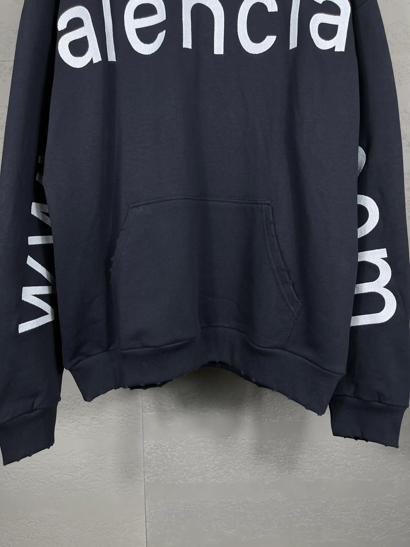 🅿️356 real photos [Top version. Official website quality] BALENCI*GA/Paris BALENCI*GA#2024 latest model, Paris website embroidered letters large LOGO long-sleeved T-shirt. Brick cabinet sync. The first genuine product was developed, with over 200,000 stitches of counter-position embroidery on the chest. Notice! ️Full letter embroidery, welcome to compare! The fabric is made of Paris ZP custom-woven and dyed cotton sweatshirt. The weight is 450 grams. The cloth surface is clean. The cloth pattern is clear. It is soft and comfortable. It has good color fastness and is not easy to change color. The threads are woven and dyed with no color difference. The embroidery is done using imported Tajima embroidery machines. Super 20W needle thread embroidery, accurate positioning, three-dimensional effect, clear lines. No burrs and miscellaneous threads, ultra-high craftsmanship embroidery. The version adopts OS loose shoulder design. Same style for men and women. Code: BL238005 Color: Black. White. Size: XS S M L