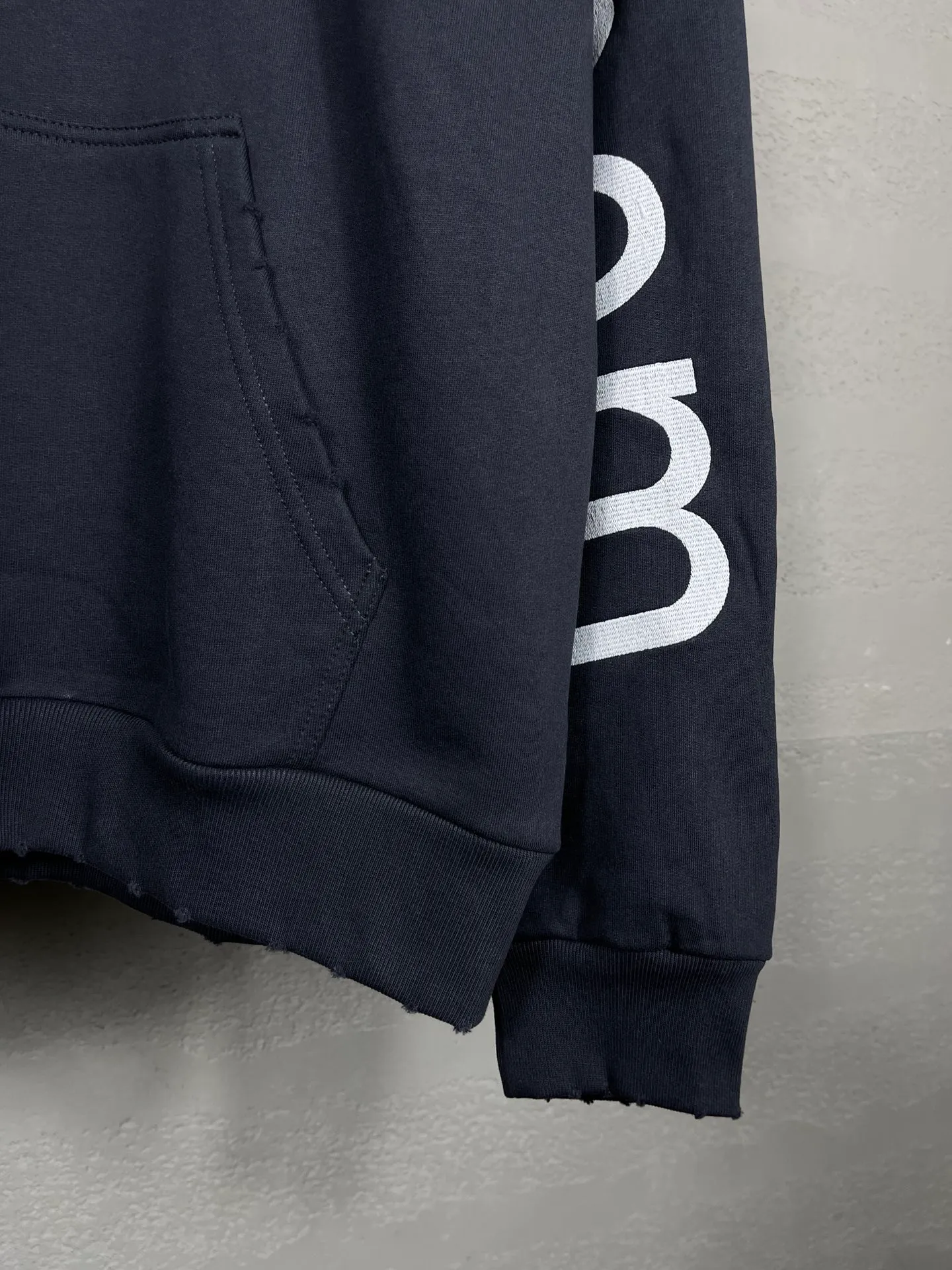 🅿️356 real photos [Top version. Official website quality] BALENCI*GA/Paris BALENCI*GA#2024 latest model, Paris website embroidered letters large LOGO long-sleeved T-shirt. Brick cabinet sync. The first genuine product was developed, with over 200,000 stitches of counter-position embroidery on the chest. Notice! ️Full letter embroidery, welcome to compare! The fabric is made of Paris ZP custom-woven and dyed cotton sweatshirt. The weight is 450 grams. The cloth surface is clean. The cloth pattern is clear. It is soft and comfortable. It has good color fastness and is not easy to change color. The threads are woven and dyed with no color difference. The embroidery is done using imported Tajima embroidery machines. Super 20W needle thread embroidery, accurate positioning, three-dimensional effect, clear lines. No burrs and miscellaneous threads, ultra-high craftsmanship embroidery. The version adopts OS loose shoulder design. Same style for men and women. Code: BL238005 Color: Black. White. Size: XS S M L