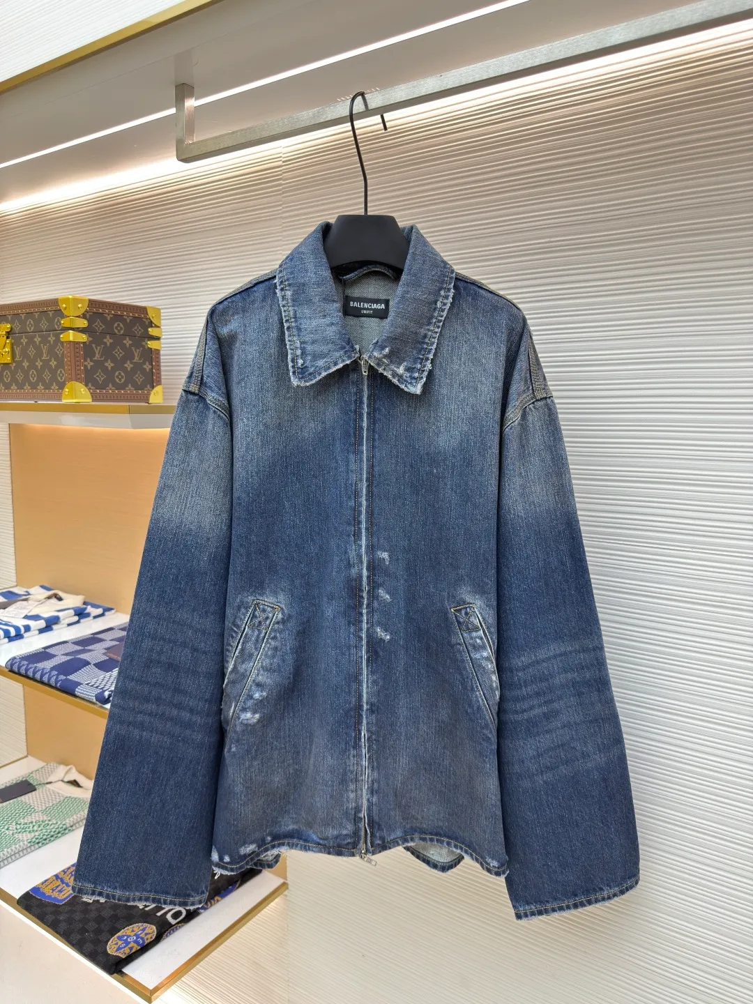 Balenciaga destruction denim jacket ●Authentic product: Purchased and developed by 9437 ●Item number: 1680487-B15 ●Fabric: Denim denim ●Technology: Washed and frayed ●Version: Loose version ●Weight: about 1110g ●Size: XS-S-M ●Description: The fabric is made of high-density pure cotton twill denim imported from Italy. The narrow-width fabric loses a lot to restore the loose drape feeling. The fabric is washed and depadded first. The washing process needs to be repeated three times to restore the color. Through washing and sanding, the old texture is formed. The color is too natural. Finally, a professional painter is required to paint the transition. Custom-woven and dyed trousers and pocket fabrics. The entire thickness. The material is consistent with YB. The cuts are located and damaged. Purely hand-ground and hand-picked. A complete set of customized accessories. Bronze-colored hardware with flat nails. The overall wiring is straight and delicate, the fabric is comfortable and soft, and the color is consistent without color difference. It can be matched with the same style to create a fashionable look and control various occasions. Customized accessories, complete with three standards, same style for men and women!