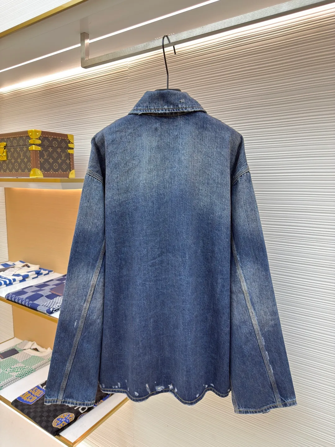 Balenciaga destruction denim jacket ●Authentic product: Purchased and developed by 9437 ●Item number: 1680487-B15 ●Fabric: Denim denim ●Technology: Washed and frayed ●Version: Loose version ●Weight: about 1110g ●Size: XS-S-M ●Description: The fabric is made of high-density pure cotton twill denim imported from Italy. The narrow-width fabric loses a lot to restore the loose drape feeling. The fabric is washed and depadded first. The washing process needs to be repeated three times to restore the color. Through washing and sanding, the old texture is formed. The color is too natural. Finally, a professional painter is required to paint the transition. Custom-woven and dyed trousers and pocket fabrics. The entire thickness. The material is consistent with YB. The cuts are located and damaged. Purely hand-ground and hand-picked. A complete set of customized accessories. Bronze-colored hardware with flat nails. The overall wiring is straight and delicate, the fabric is comfortable and soft, and the color is consistent without color difference. It can be matched with the same style to create a fashionable look and control various occasions. Customized accessories, complete with three standards, same style for men and women!