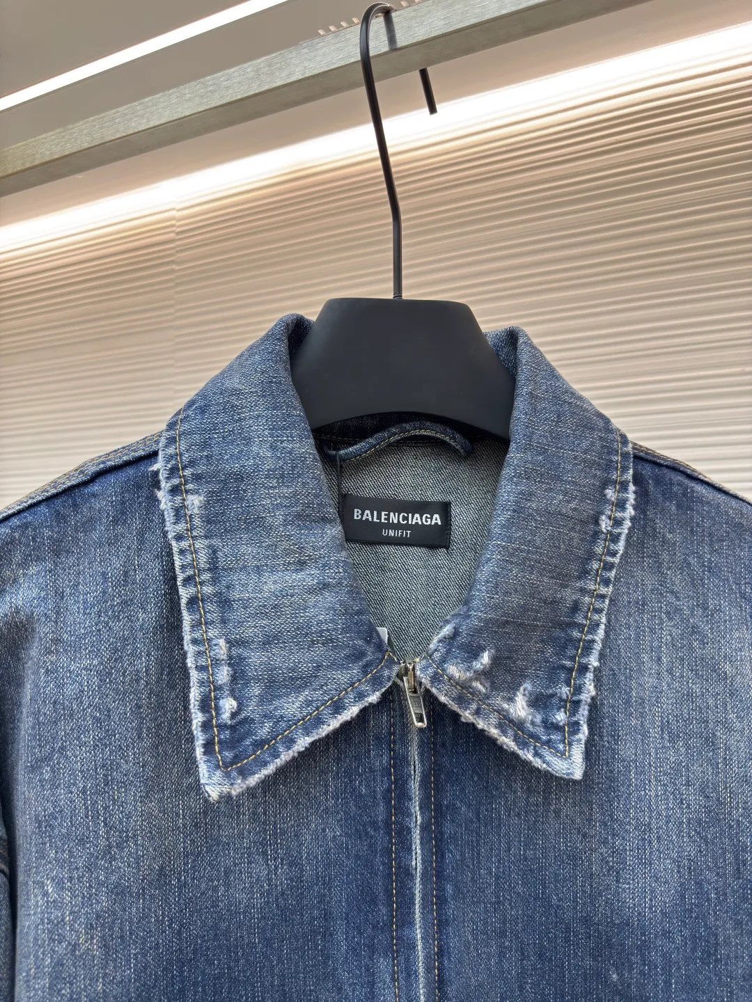 Balenciaga destruction denim jacket ●Authentic product: Purchased and developed by 9437 ●Item number: 1680487-B15 ●Fabric: Denim denim ●Technology: Washed and frayed ●Version: Loose version ●Weight: about 1110g ●Size: XS-S-M ●Description: The fabric is made of high-density pure cotton twill denim imported from Italy. The narrow-width fabric loses a lot to restore the loose drape feeling. The fabric is washed and depadded first. The washing process needs to be repeated three times to restore the color. Through washing and sanding, the old texture is formed. The color is too natural. Finally, a professional painter is required to paint the transition. Custom-woven and dyed trousers and pocket fabrics. The entire thickness. The material is consistent with YB. The cuts are located and damaged. Purely hand-ground and hand-picked. A complete set of customized accessories. Bronze-colored hardware with flat nails. The overall wiring is straight and delicate, the fabric is comfortable and soft, and the color is consistent without color difference. It can be matched with the same style to create a fashionable look and control various occasions. Customized accessories, complete with three standards, same style for men and women!