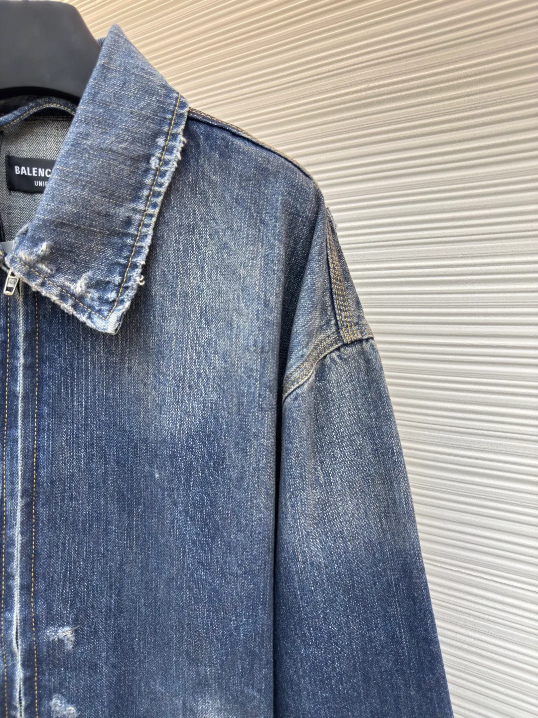 Balenciaga destruction denim jacket ●Authentic product: Purchased and developed by 9437 ●Item number: 1680487-B15 ●Fabric: Denim denim ●Technology: Washed and frayed ●Version: Loose version ●Weight: about 1110g ●Size: XS-S-M ●Description: The fabric is made of high-density pure cotton twill denim imported from Italy. The narrow-width fabric loses a lot to restore the loose drape feeling. The fabric is washed and depadded first. The washing process needs to be repeated three times to restore the color. Through washing and sanding, the old texture is formed. The color is too natural. Finally, a professional painter is required to paint the transition. Custom-woven and dyed trousers and pocket fabrics. The entire thickness. The material is consistent with YB. The cuts are located and damaged. Purely hand-ground and hand-picked. A complete set of customized accessories. Bronze-colored hardware with flat nails. The overall wiring is straight and delicate, the fabric is comfortable and soft, and the color is consistent without color difference. It can be matched with the same style to create a fashionable look and control various occasions. Customized accessories, complete with three standards, same style for men and women!