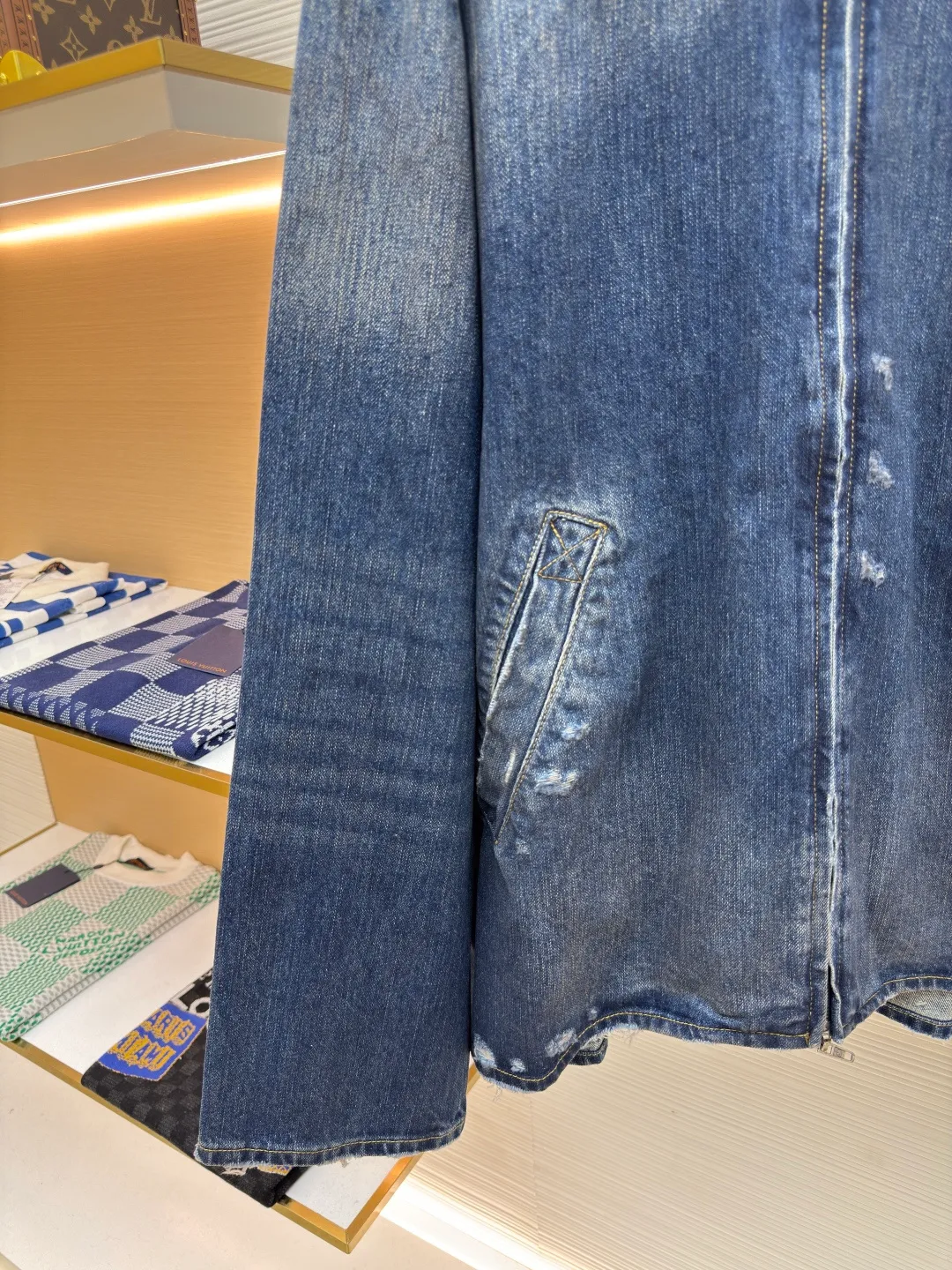Balenciaga destruction denim jacket ●Authentic product: Purchased and developed by 9437 ●Item number: 1680487-B15 ●Fabric: Denim denim ●Technology: Washed and frayed ●Version: Loose version ●Weight: about 1110g ●Size: XS-S-M ●Description: The fabric is made of high-density pure cotton twill denim imported from Italy. The narrow-width fabric loses a lot to restore the loose drape feeling. The fabric is washed and depadded first. The washing process needs to be repeated three times to restore the color. Through washing and sanding, the old texture is formed. The color is too natural. Finally, a professional painter is required to paint the transition. Custom-woven and dyed trousers and pocket fabrics. The entire thickness. The material is consistent with YB. The cuts are located and damaged. Purely hand-ground and hand-picked. A complete set of customized accessories. Bronze-colored hardware with flat nails. The overall wiring is straight and delicate, the fabric is comfortable and soft, and the color is consistent without color difference. It can be matched with the same style to create a fashionable look and control various occasions. Customized accessories, complete with three standards, same style for men and women!