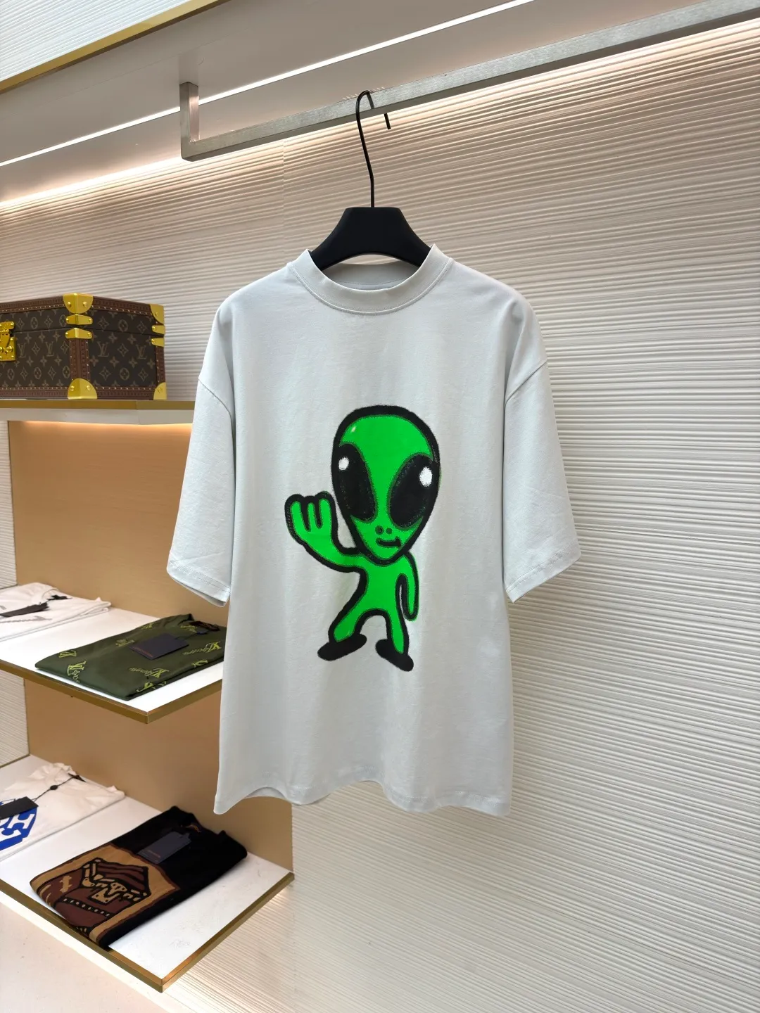 Balenciaga Luminous Alien ●Authentic product: Purchased and developed for 6300 ●Item number: 1680813-A20 ●Material: combed cotton plain weave ●Technology: printing process ●Version: fitted version ●Weight: about 300 grams ●Size: Paired with cuff letter embroidery details, the frayed craft fabric is treated with old fraying to create a street retro feel. Emphasis on wearing comfort. Customized dyeing, without any color difference from the original version, once again emphasizes the accuracy of the color, ensuring that the printing, embroidery and fabric background match and coordinate. The ingenious craftsmanship is perfectly restored, the three standards are complete, and the accessories are customized. The overall wiring is straight and delicate, the fabric is comfortable and soft, and the color is consistent without color difference. It can be matched with the same style to create a fashionable look and control various occasions. Customized accessories, complete with three standards, same style for men and women!