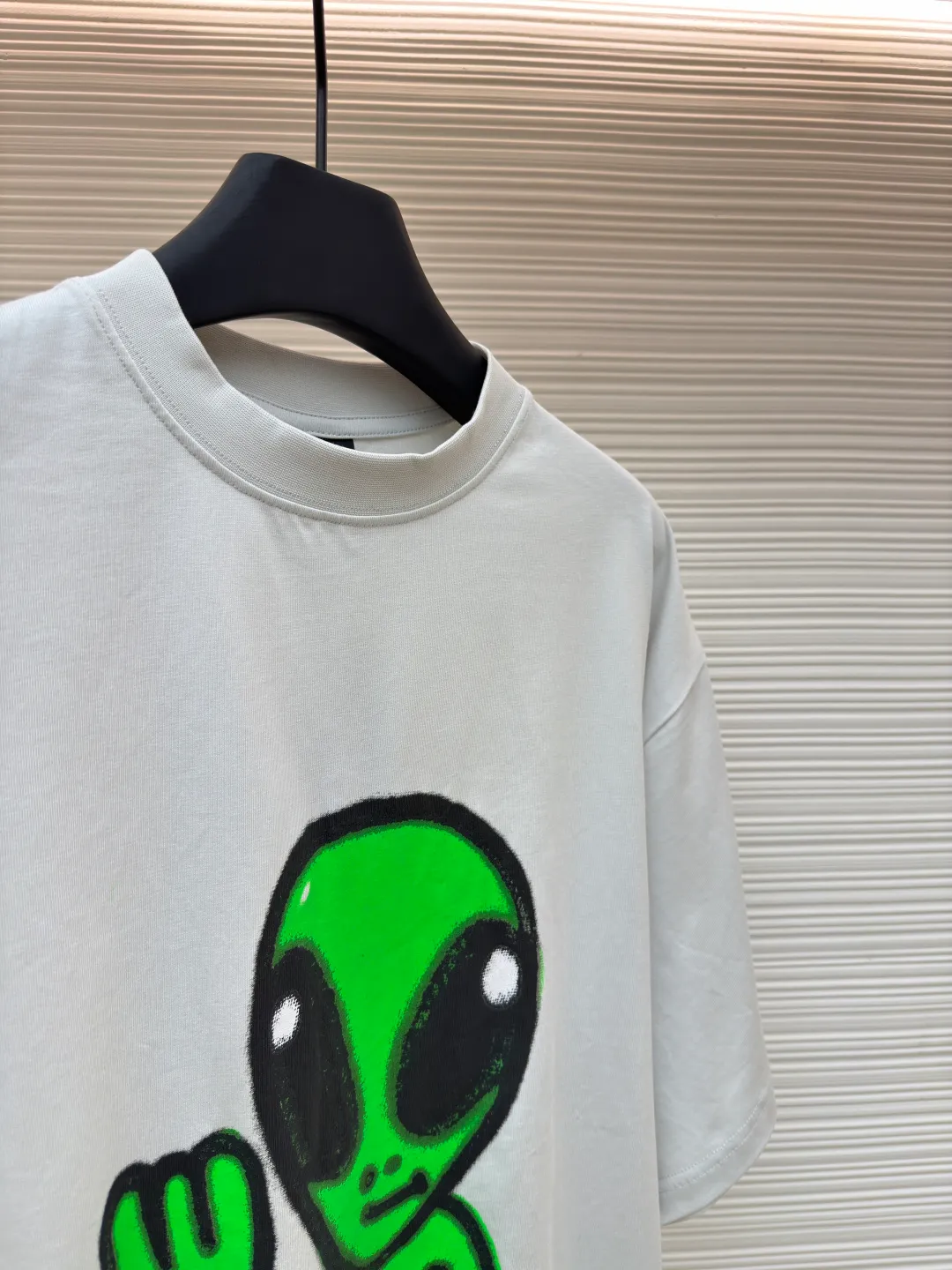 Balenciaga Luminous Alien ●Authentic product: Purchased and developed for 6300 ●Item number: 1680813-A20 ●Material: combed cotton plain weave ●Technology: printing process ●Version: fitted version ●Weight: about 300 grams ●Size: Paired with cuff letter embroidery details, the frayed craft fabric is treated with old fraying to create a street retro feel. Emphasis on wearing comfort. Customized dyeing, without any color difference from the original version, once again emphasizes the accuracy of the color, ensuring that the printing, embroidery and fabric background match and coordinate. The ingenious craftsmanship is perfectly restored, the three standards are complete, and the accessories are customized. The overall wiring is straight and delicate, the fabric is comfortable and soft, and the color is consistent without color difference. It can be matched with the same style to create a fashionable look and control various occasions. Customized accessories, complete with three standards, same style for men and women!