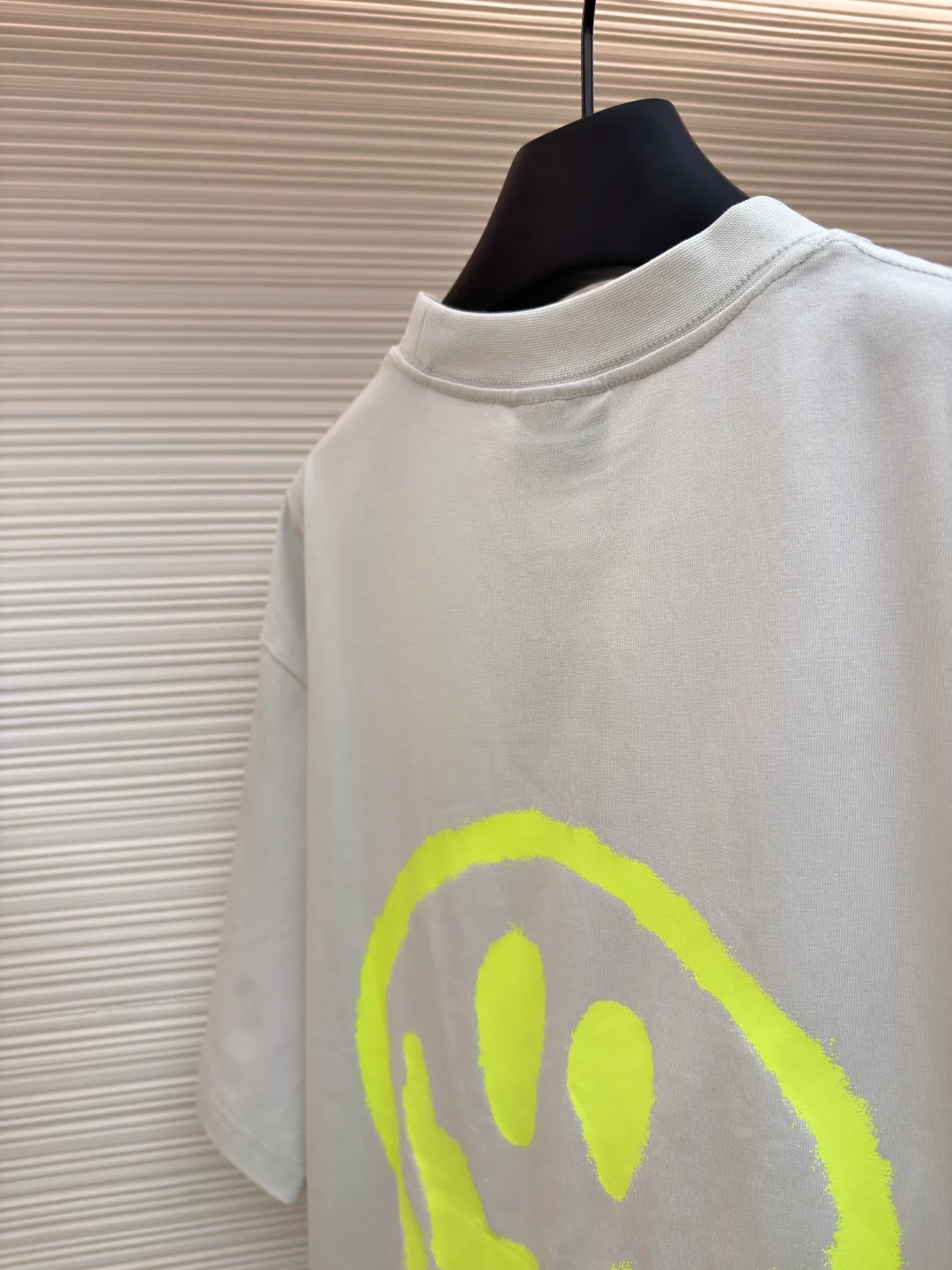 Balenciaga Luminous Alien ●Authentic product: Purchased and developed for 6300 ●Item number: 1680813-A20 ●Material: combed cotton plain weave ●Technology: printing process ●Version: fitted version ●Weight: about 300 grams ●Size: Paired with cuff letter embroidery details, the frayed craft fabric is treated with old fraying to create a street retro feel. Emphasis on wearing comfort. Customized dyeing, without any color difference from the original version, once again emphasizes the accuracy of the color, ensuring that the printing, embroidery and fabric background match and coordinate. The ingenious craftsmanship is perfectly restored, the three standards are complete, and the accessories are customized. The overall wiring is straight and delicate, the fabric is comfortable and soft, and the color is consistent without color difference. It can be matched with the same style to create a fashionable look and control various occasions. Customized accessories, complete with three standards, same style for men and women!