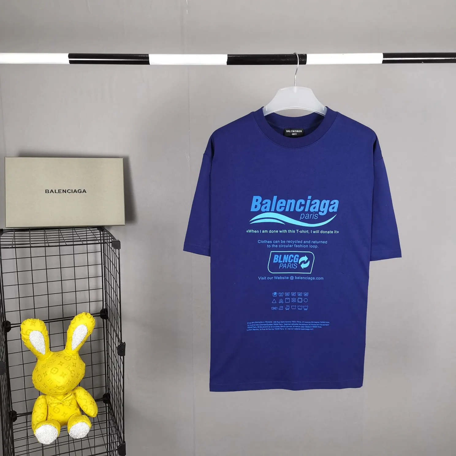 The top tested version of Balenciaga's environmentally friendly logo arrow three-color loose breathable cotton short-sleeved T-shirt BLCG is one of the most influential brands in the fashion industry. Founded in 1919 by Cristóbal Balenciaga and settled in Paris in 1936, he led many important fashion movements between 1930 and 1968. The representative ready-to-wear series reflects the identity of the brand - Fabric: Made of 32-count double yarn, 260-gram weight fabric, imported knitted needle carded cotton, with moderate thickness, drape and contour - The front printing screen plate is hand-printed, and the 3D full-color scanned pattern is made into film to ensure the highest degree of printing pattern restoration. The upper and lower LOGO printing has a strong touch texture. The printing material uses environmentally friendly active water slurry and anti-sublimation liquid as the base. The garment is resistant to washing and does not desizing. Color: off-white, fluorescent yellow, navy blue Size: XS-L P:250