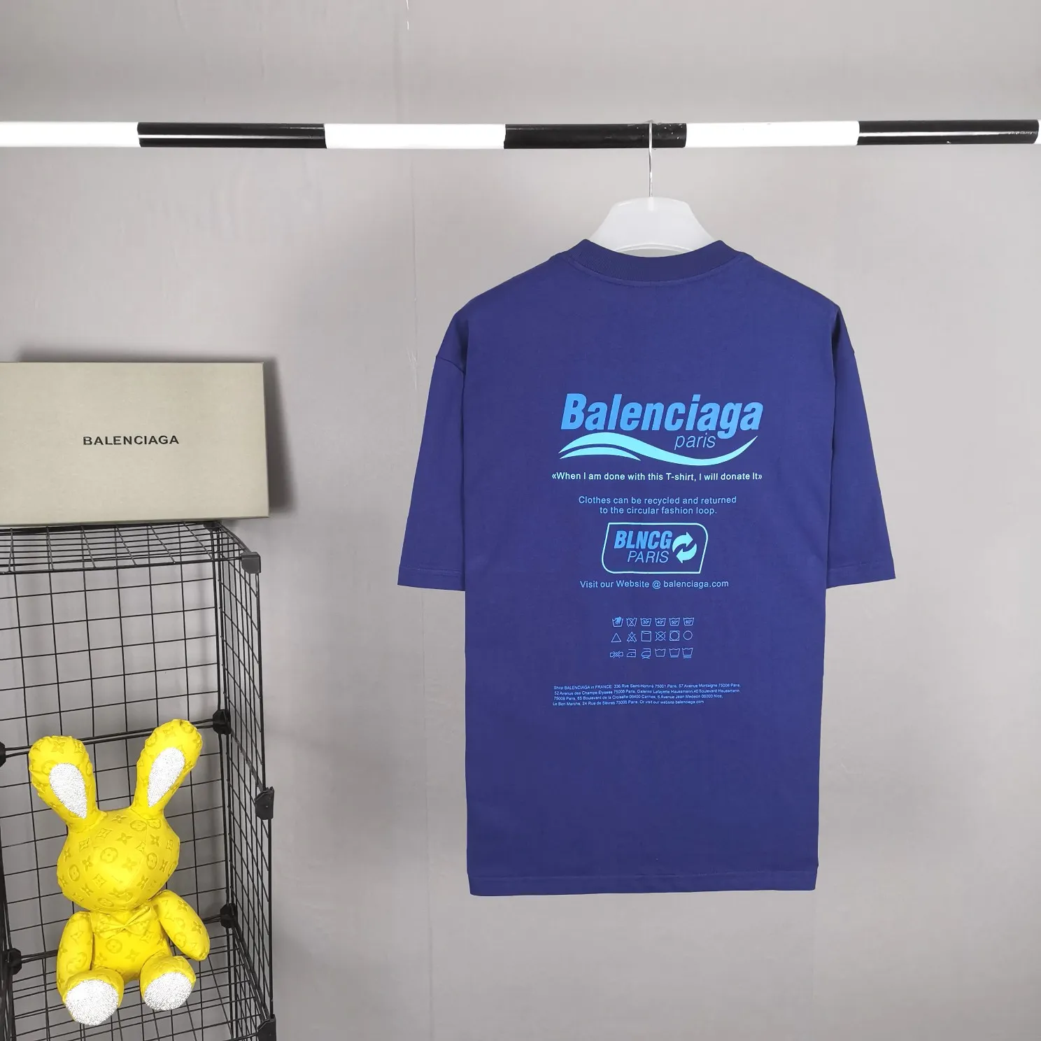 The top tested version of Balenciaga's environmentally friendly logo arrow three-color loose breathable cotton short-sleeved T-shirt BLCG is one of the most influential brands in the fashion industry. Founded in 1919 by Cristóbal Balenciaga and settled in Paris in 1936, he led many important fashion movements between 1930 and 1968. The representative ready-to-wear series reflects the identity of the brand - Fabric: Made of 32-count double yarn, 260-gram weight fabric, imported knitted needle carded cotton, with moderate thickness, drape and contour - The front printing screen plate is hand-printed, and the 3D full-color scanned pattern is made into film to ensure the highest degree of printing pattern restoration. The upper and lower LOGO printing has a strong touch texture. The printing material uses environmentally friendly active water slurry and anti-sublimation liquid as the base. The garment is resistant to washing and does not desizing. Color: off-white, fluorescent yellow, navy blue Size: XS-L P:250