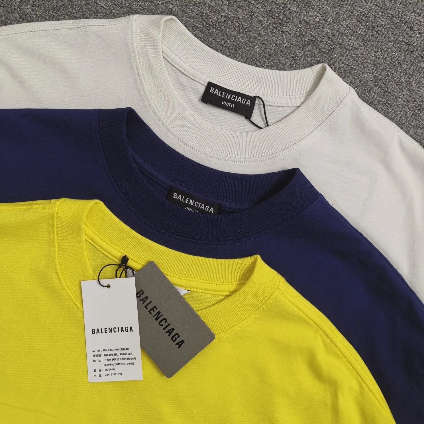 The top tested version of Balenciaga's environmentally friendly logo arrow three-color loose breathable cotton short-sleeved T-shirt BLCG is one of the most influential brands in the fashion industry. Founded in 1919 by Cristóbal Balenciaga and settled in Paris in 1936, he led many important fashion movements between 1930 and 1968. The representative ready-to-wear series reflects the identity of the brand - Fabric: Made of 32-count double yarn, 260-gram weight fabric, imported knitted needle carded cotton, with moderate thickness, drape and contour - The front printing screen plate is hand-printed, and the 3D full-color scanned pattern is made into film to ensure the highest degree of printing pattern restoration. The upper and lower LOGO printing has a strong touch texture. The printing material uses environmentally friendly active water slurry and anti-sublimation liquid as the base. The garment is resistant to washing and does not desizing. Color: off-white, fluorescent yellow, navy blue Size: XS-L P:250