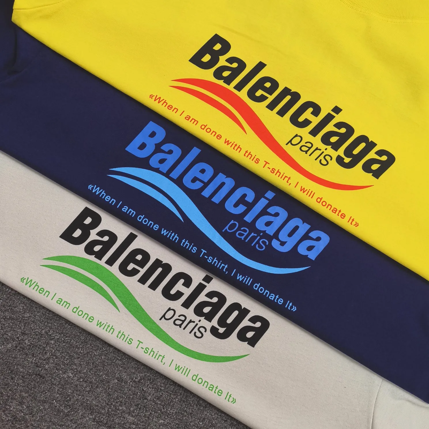 The top tested version of Balenciaga's environmentally friendly logo arrow three-color loose breathable cotton short-sleeved T-shirt BLCG is one of the most influential brands in the fashion industry. Founded in 1919 by Cristóbal Balenciaga and settled in Paris in 1936, he led many important fashion movements between 1930 and 1968. The representative ready-to-wear series reflects the identity of the brand - Fabric: Made of 32-count double yarn, 260-gram weight fabric, imported knitted needle carded cotton, with moderate thickness, drape and contour - The front printing screen plate is hand-printed, and the 3D full-color scanned pattern is made into film to ensure the highest degree of printing pattern restoration. The upper and lower LOGO printing has a strong touch texture. The printing material uses environmentally friendly active water slurry and anti-sublimation liquid as the base. The garment is resistant to washing and does not desizing. Color: off-white, fluorescent yellow, navy blue Size: XS-L P:250
