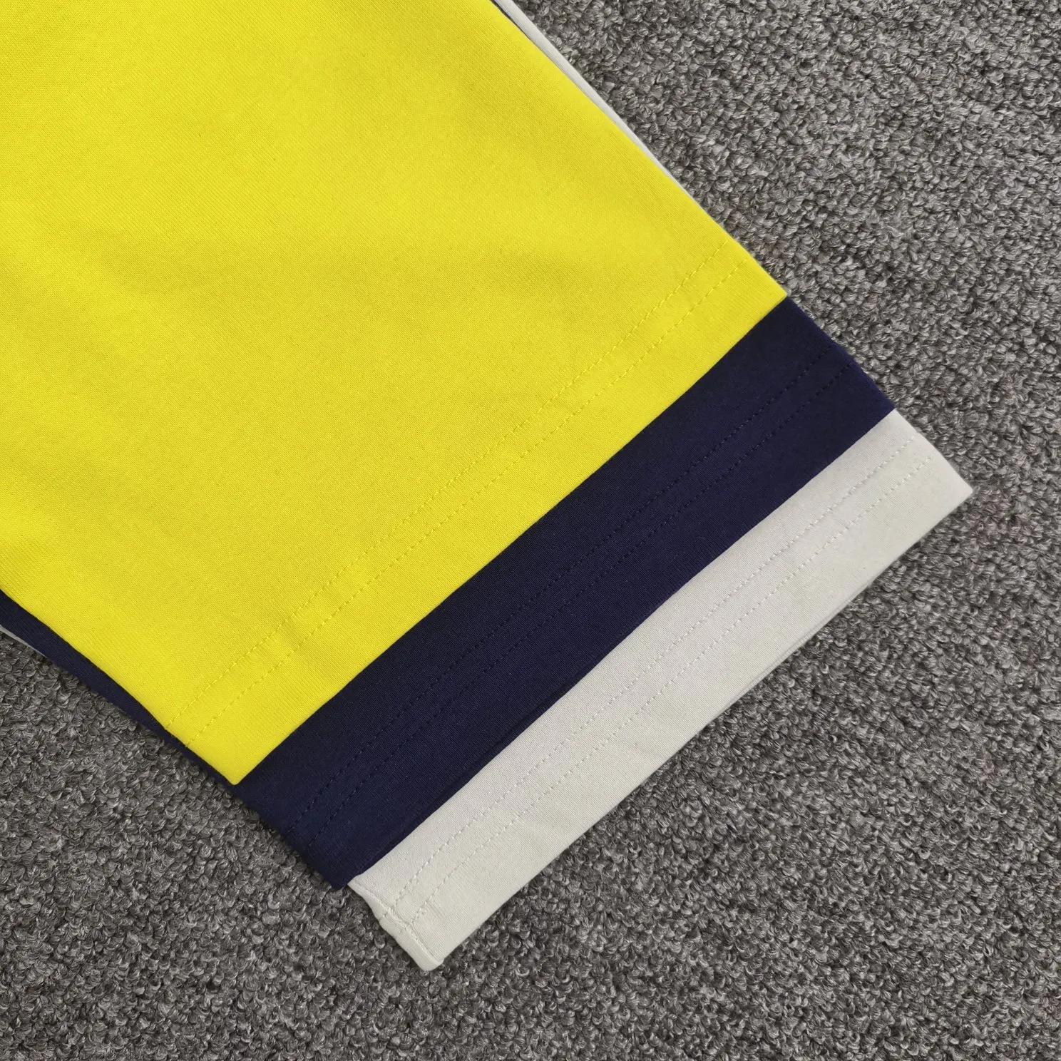 The top tested version of Balenciaga's environmentally friendly logo arrow three-color loose breathable cotton short-sleeved T-shirt BLCG is one of the most influential brands in the fashion industry. Founded in 1919 by Cristóbal Balenciaga and settled in Paris in 1936, he led many important fashion movements between 1930 and 1968. The representative ready-to-wear series reflects the identity of the brand - Fabric: Made of 32-count double yarn, 260-gram weight fabric, imported knitted needle carded cotton, with moderate thickness, drape and contour - The front printing screen plate is hand-printed, and the 3D full-color scanned pattern is made into film to ensure the highest degree of printing pattern restoration. The upper and lower LOGO printing has a strong touch texture. The printing material uses environmentally friendly active water slurry and anti-sublimation liquid as the base. The garment is resistant to washing and does not desizing. Color: off-white, fluorescent yellow, navy blue Size: XS-L P:250