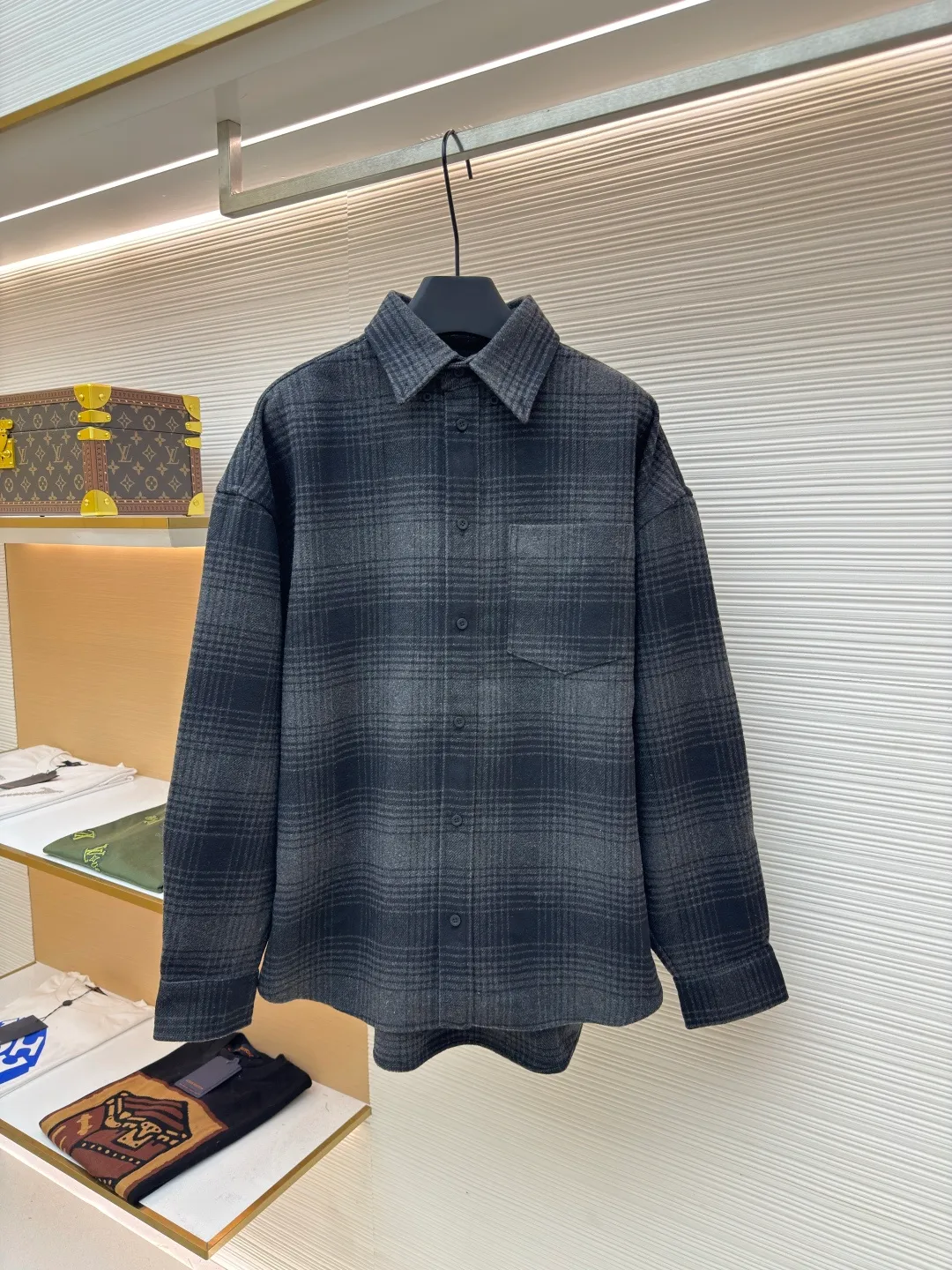 Balenciaga vinyl monogram flannel shirt ●Original version: Purchased and developed for 12300 ●Item number: 1680783-C10 ●Fabric: wool blended fabric ●Technology: Adhesive production ●Version: loose fit ●Weight: about 855 grams ●Size: 0-1-2-3 ●Description: Made of wool blended woolen fabric, the yarn composition is 30% wool + 70% polyester fiber, open-end spinning yarn, using a rapier yarn-dyed jacquard machine to weave the gray cloth, the gray cloth is velvet-brushed after needle nipping, and then cut and washed to produce the finished fabric. The overall wiring is straight and delicate, the fabric is comfortable and soft, and the color is consistent without color difference. It can be matched with the same style to create a fashionable look and control various occasions. Customized accessories, complete with three standards, same style for men and women!