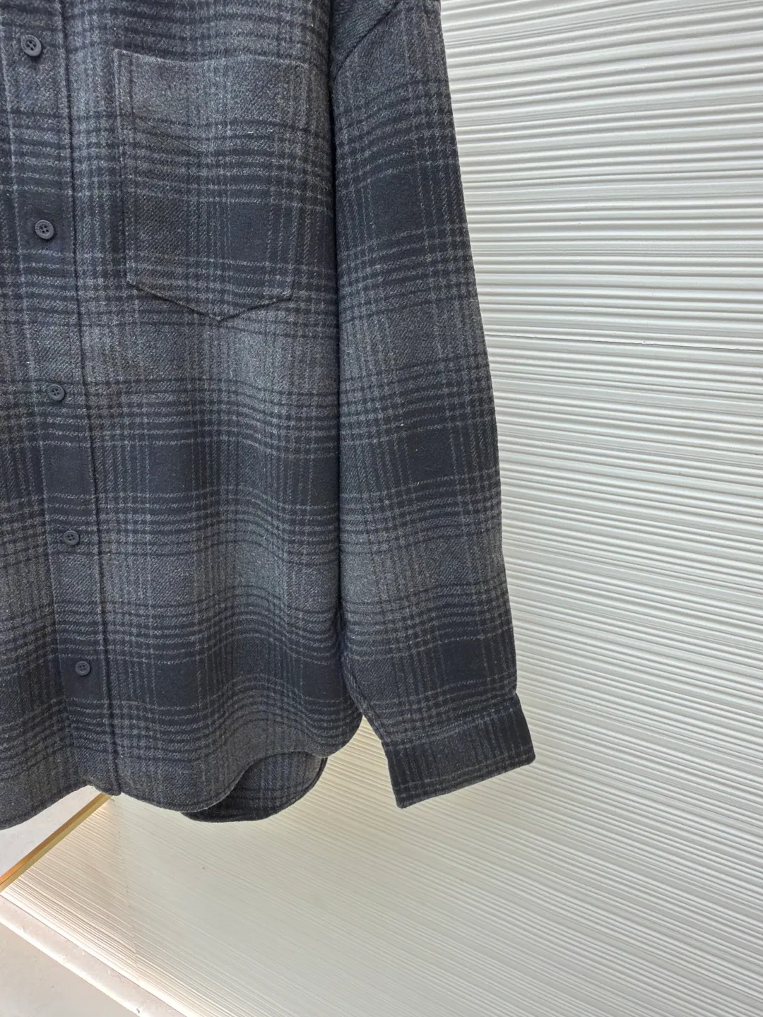 Balenciaga vinyl monogram flannel shirt ●Original version: Purchased and developed for 12300 ●Item number: 1680783-C10 ●Fabric: wool blended fabric ●Technology: Adhesive production ●Version: loose fit ●Weight: about 855 grams ●Size: 0-1-2-3 ●Description: Made of wool blended woolen fabric, the yarn composition is 30% wool + 70% polyester fiber, open-end spinning yarn, using a rapier yarn-dyed jacquard machine to weave the gray cloth, the gray cloth is velvet-brushed after needle nipping, and then cut and washed to produce the finished fabric. The overall wiring is straight and delicate, the fabric is comfortable and soft, and the color is consistent without color difference. It can be matched with the same style to create a fashionable look and control various occasions. Customized accessories, complete with three standards, same style for men and women!