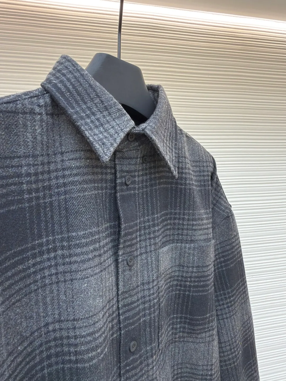 Balenciaga vinyl monogram flannel shirt ●Original version: Purchased and developed for 12300 ●Item number: 1680783-C10 ●Fabric: wool blended fabric ●Technology: Adhesive production ●Version: loose fit ●Weight: about 855 grams ●Size: 0-1-2-3 ●Description: Made of wool blended woolen fabric, the yarn composition is 30% wool + 70% polyester fiber, open-end spinning yarn, using a rapier yarn-dyed jacquard machine to weave the gray cloth, the gray cloth is velvet-brushed after needle nipping, and then cut and washed to produce the finished fabric. The overall wiring is straight and delicate, the fabric is comfortable and soft, and the color is consistent without color difference. It can be matched with the same style to create a fashionable look and control various occasions. Customized accessories, complete with three standards, same style for men and women!