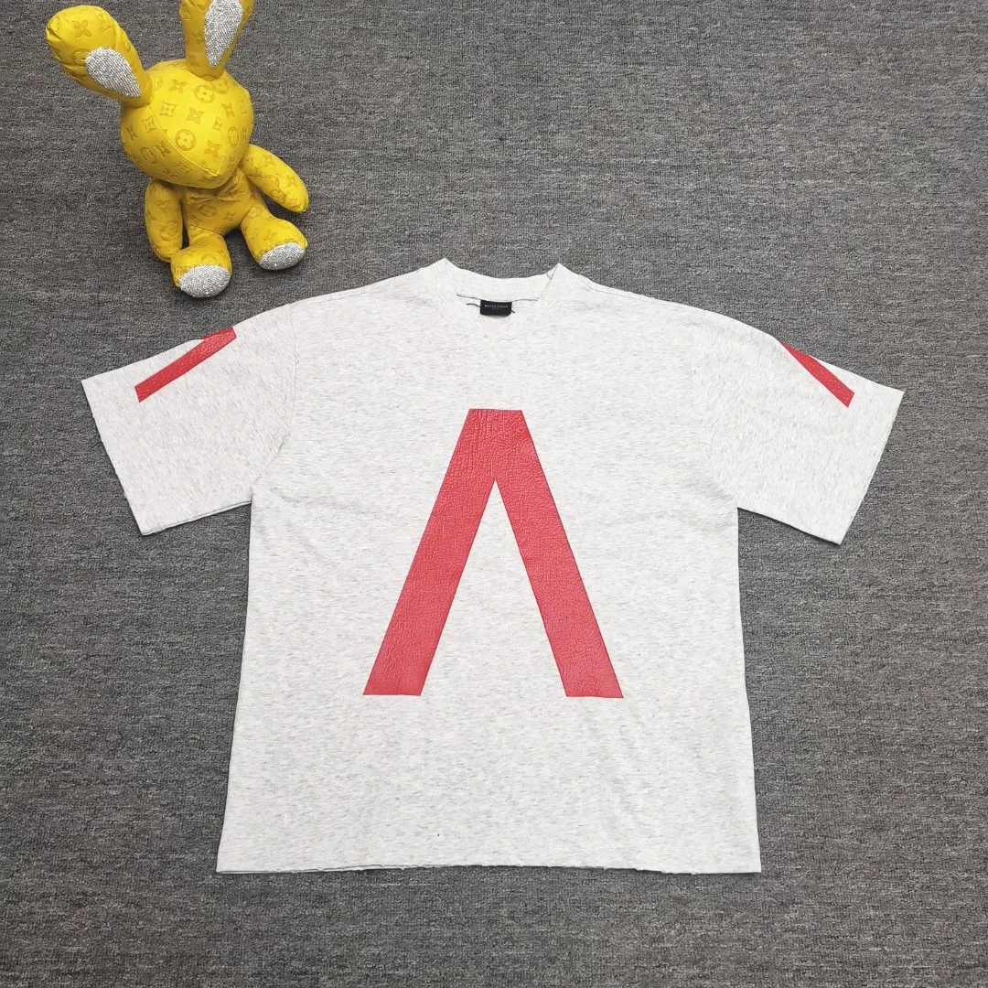 [New] Top version [Supports NFC chip recognition] BALENCIAGA - Balenciaga inverted V music limited short-sleeved T-shirt. Double yarn 32 counts 320 grams - counter synchronization. The front panel is printed with crackle pattern. The inverted V letter appears on the chest. Heavy washing and water-worn distressing process. Detailed collar/cuffs/hems, etc. Many holes. It needs to be polished by hand otherwise the effect of the garment will be irregular. Custom-woven and dyed clothing fabrics are washed twice to achieve a natural worn effect. The size of the letter spacing on the back panel is the same as the original version. It has a full sense of thickness and is different from the market currency. It is a hot-selling style in the market. The same style for men and women. Color: Black White Size: XS. S. M. LP: 280