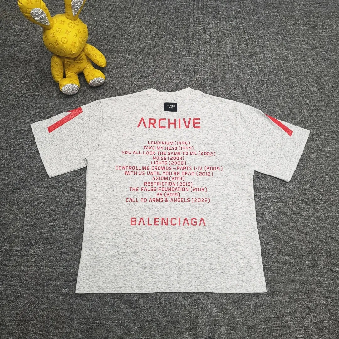 [New] Top version [Supports NFC chip recognition] BALENCIAGA - Balenciaga inverted V music limited short-sleeved T-shirt. Double yarn 32 counts 320 grams - counter synchronization. The front panel is printed with crackle pattern. The inverted V letter appears on the chest. Heavy washing and water-worn distressing process. Detailed collar/cuffs/hems, etc. Many holes. It needs to be polished by hand otherwise the effect of the garment will be irregular. Custom-woven and dyed clothing fabrics are washed twice to achieve a natural worn effect. The size of the letter spacing on the back panel is the same as the original version. It has a full sense of thickness and is different from the market currency. It is a hot-selling style in the market. The same style for men and women. Color: Black White Size: XS. S. M. LP: 280