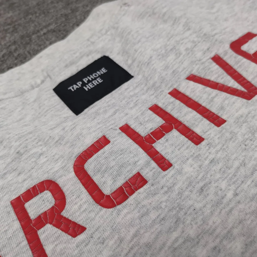 [New] Top version [Supports NFC chip recognition] BALENCIAGA - Balenciaga inverted V music limited short-sleeved T-shirt. Double yarn 32 counts 320 grams - counter synchronization. The front panel is printed with crackle pattern. The inverted V letter appears on the chest. Heavy washing and water-worn distressing process. Detailed collar/cuffs/hems, etc. Many holes. It needs to be polished by hand otherwise the effect of the garment will be irregular. Custom-woven and dyed clothing fabrics are washed twice to achieve a natural worn effect. The size of the letter spacing on the back panel is the same as the original version. It has a full sense of thickness and is different from the market currency. It is a hot-selling style in the market. The same style for men and women. Color: Black White Size: XS. S. M. LP: 280
