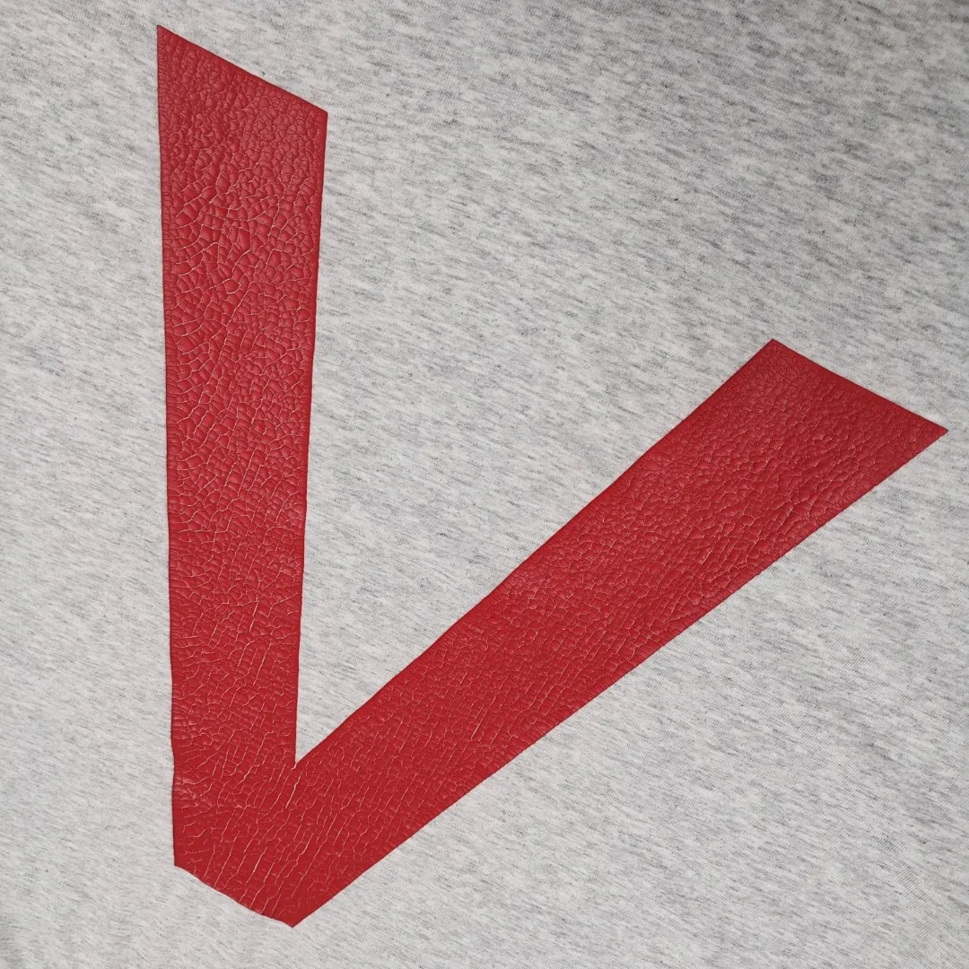 [New] Top version [Supports NFC chip recognition] BALENCIAGA - Balenciaga inverted V music limited short-sleeved T-shirt. Double yarn 32 counts 320 grams - counter synchronization. The front panel is printed with crackle pattern. The inverted V letter appears on the chest. Heavy washing and water-worn distressing process. Detailed collar/cuffs/hems, etc. Many holes. It needs to be polished by hand otherwise the effect of the garment will be irregular. Custom-woven and dyed clothing fabrics are washed twice to achieve a natural worn effect. The size of the letter spacing on the back panel is the same as the original version. It has a full sense of thickness and is different from the market currency. It is a hot-selling style in the market. The same style for men and women. Color: Black White Size: XS. S. M. LP: 280