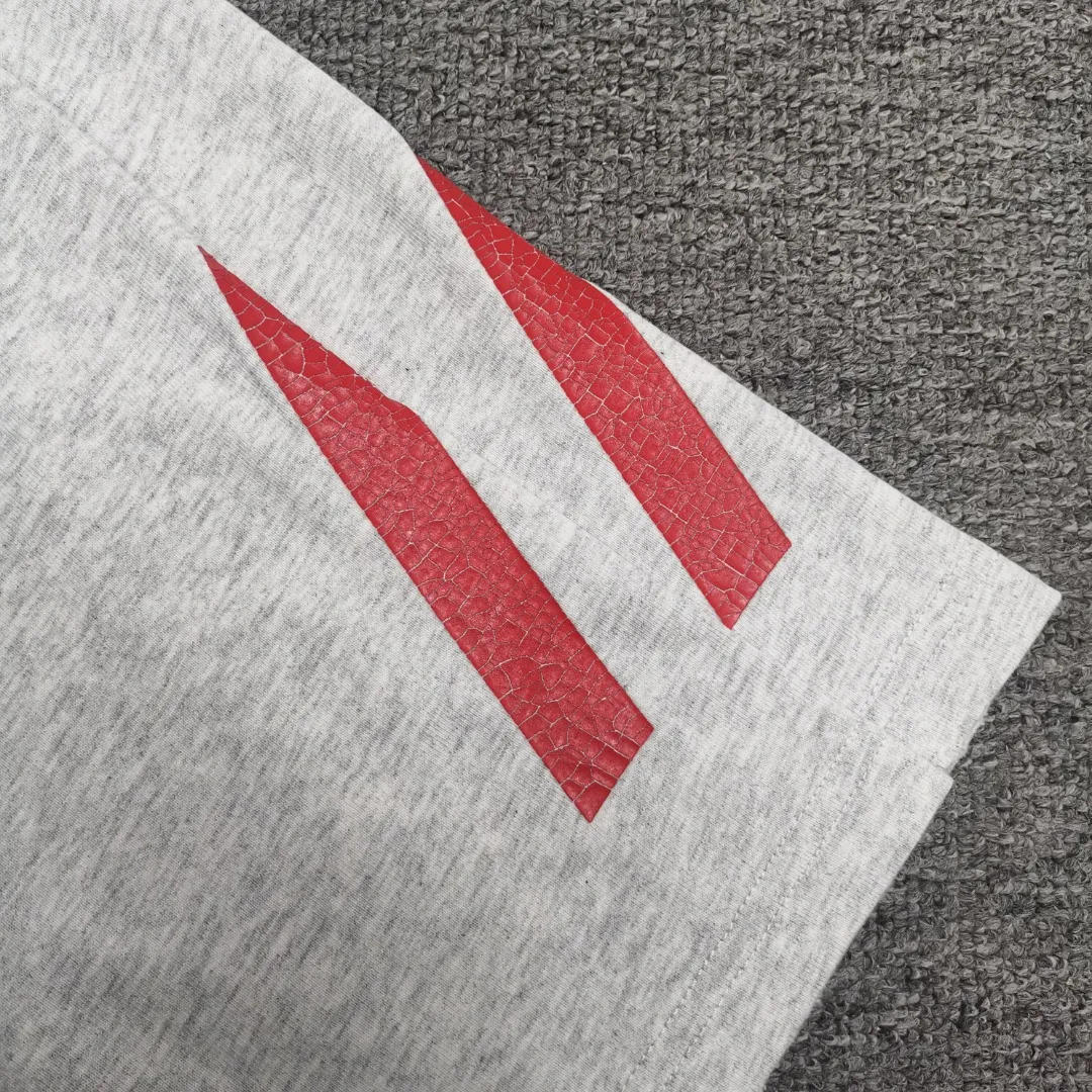 [New] Top version [Supports NFC chip recognition] BALENCIAGA - Balenciaga inverted V music limited short-sleeved T-shirt. Double yarn 32 counts 320 grams - counter synchronization. The front panel is printed with crackle pattern. The inverted V letter appears on the chest. Heavy washing and water-worn distressing process. Detailed collar/cuffs/hems, etc. Many holes. It needs to be polished by hand otherwise the effect of the garment will be irregular. Custom-woven and dyed clothing fabrics are washed twice to achieve a natural worn effect. The size of the letter spacing on the back panel is the same as the original version. It has a full sense of thickness and is different from the market currency. It is a hot-selling style in the market. The same style for men and women. Color: Black White Size: XS. S. M. LP: 280