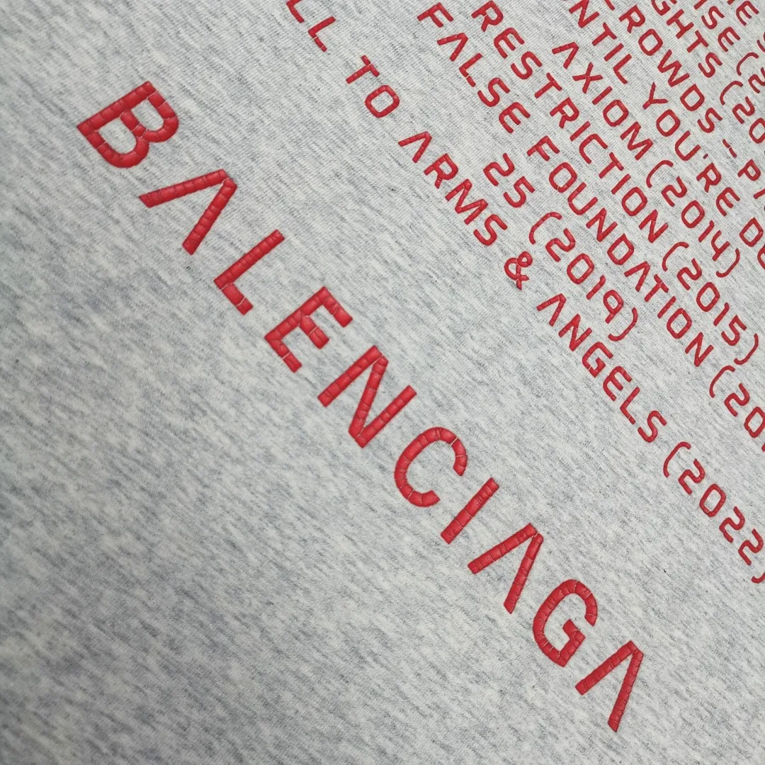 [New] Top version [Supports NFC chip recognition] BALENCIAGA - Balenciaga inverted V music limited short-sleeved T-shirt. Double yarn 32 counts 320 grams - counter synchronization. The front panel is printed with crackle pattern. The inverted V letter appears on the chest. Heavy washing and water-worn distressing process. Detailed collar/cuffs/hems, etc. Many holes. It needs to be polished by hand otherwise the effect of the garment will be irregular. Custom-woven and dyed clothing fabrics are washed twice to achieve a natural worn effect. The size of the letter spacing on the back panel is the same as the original version. It has a full sense of thickness and is different from the market currency. It is a hot-selling style in the market. The same style for men and women. Color: Black White Size: XS. S. M. LP: 280