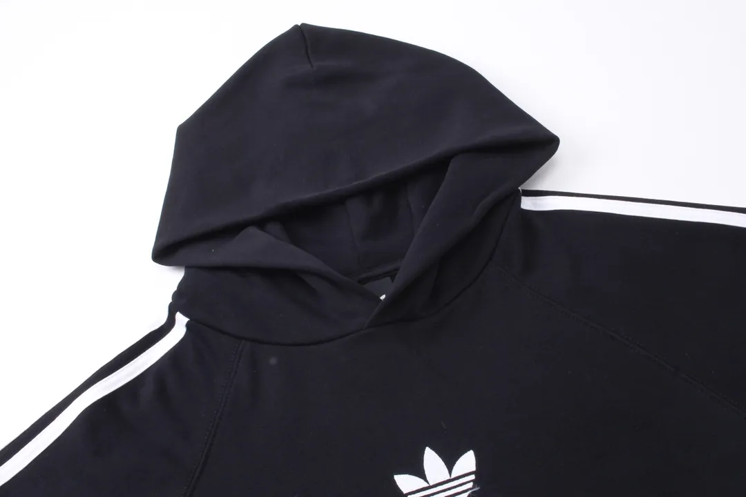 🅿️320 Detailed picture [Top version. Official website quality] BALENCI*GA/Paris co-branded Adidas three-leaf clover three-stripe LOGO embroidered hooded sweatshirt# The fabric is made of Paris ZP custom-woven and dyed cotton sweatshirt. Weighing 450 grams, the cloth surface is clean. The cloth pattern is clear, soft and comfortable. The threads are dyed with no color difference. The classic pattern embroidery uses imported embroidery, and the letters are clear, three-dimensional and without rough edges. Jubie market produces pictures based on pictures. Welcome to compare. The version adopts OS loose shoulder design. Same style for men and women. Code: BL238021 Color: black, blue, size: XS S M L