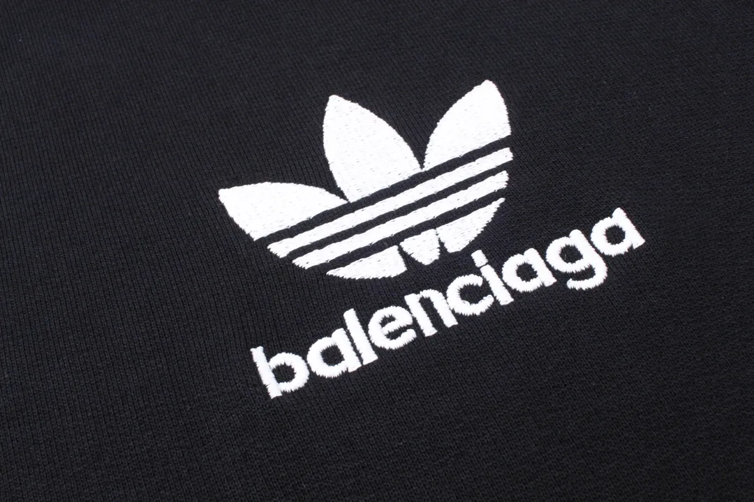 🅿️320 Detailed picture [Top version. Official website quality] BALENCI*GA/Paris co-branded Adidas three-leaf clover three-stripe LOGO embroidered hooded sweatshirt# The fabric is made of Paris ZP custom-woven and dyed cotton sweatshirt. Weighing 450 grams, the cloth surface is clean. The cloth pattern is clear, soft and comfortable. The threads are dyed with no color difference. The classic pattern embroidery uses imported embroidery, and the letters are clear, three-dimensional and without rough edges. Jubie market produces pictures based on pictures. Welcome to compare. The version adopts OS loose shoulder design. Same style for men and women. Code: BL238021 Color: black, blue, size: XS S M L