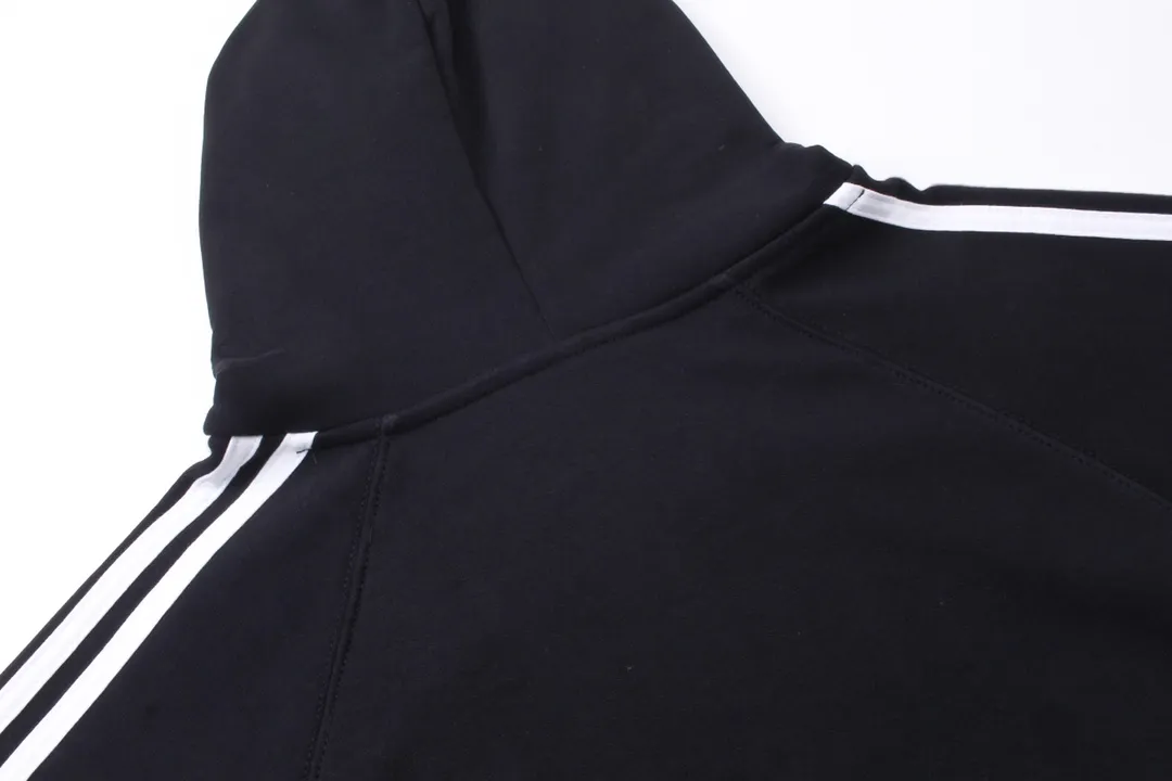 🅿️320 Detailed picture [Top version. Official website quality] BALENCI*GA/Paris co-branded Adidas three-leaf clover three-stripe LOGO embroidered hooded sweatshirt# The fabric is made of Paris ZP custom-woven and dyed cotton sweatshirt. Weighing 450 grams, the cloth surface is clean. The cloth pattern is clear, soft and comfortable. The threads are dyed with no color difference. The classic pattern embroidery uses imported embroidery, and the letters are clear, three-dimensional and without rough edges. Jubie market produces pictures based on pictures. Welcome to compare. The version adopts OS loose shoulder design. Same style for men and women. Code: BL238021 Color: black, blue, size: XS S M L