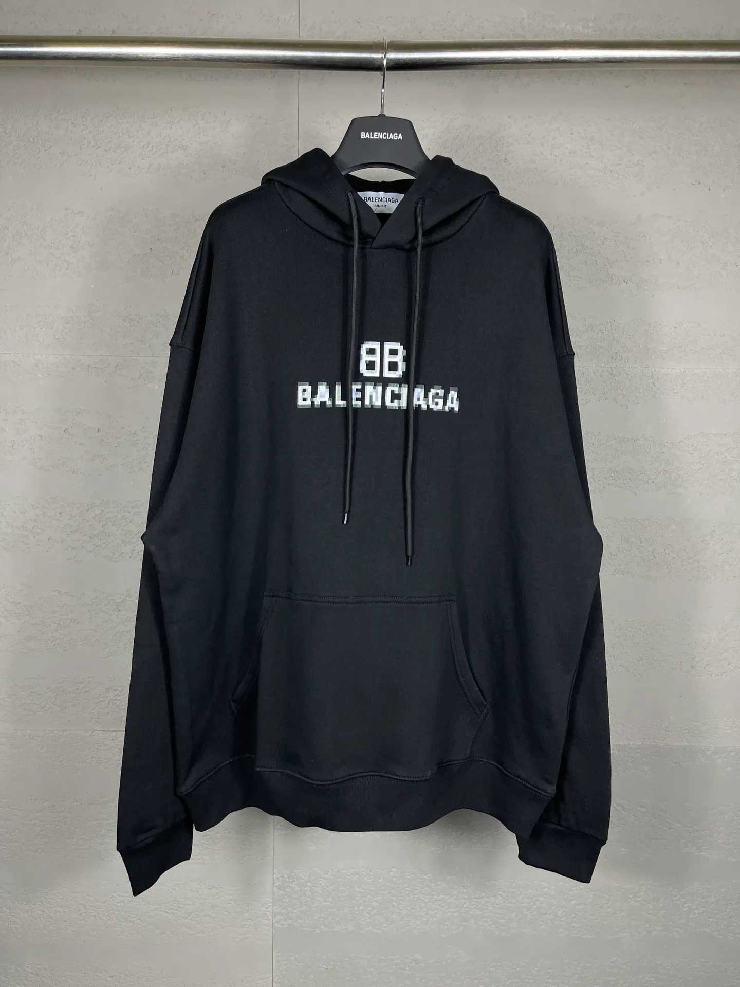 🅿️300 real photos [Top version. Official website quality] BALENCI*GA/Paris. Classic style. BALENCI*GA# Phantom BB direct-injection printed hooded sweatshirt. Brick cabinet synchronization. The fabric is made of Paris ZP custom-woven and dyed cotton sweatshirt. The weight is 450 grams. The cloth surface is clean. The cloth pattern is clear, soft and comfortable. The threads are woven and dyed with no color difference. The classic pattern is printed with Kornit direct-injection printing, which has no hand feel and has a three-dimensional effect that restores the brick cabinet. The version adopts OS loose shoulder design. Same style for men and women. Coding: BL238060 Color: black. White. Size: XS S M L