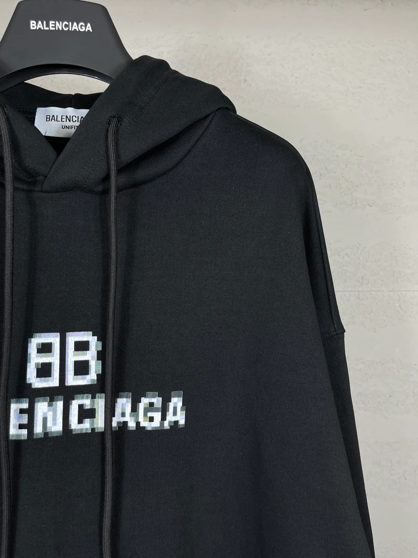 🅿️300 real photos [Top version. Official website quality] BALENCI*GA/Paris. Classic style. BALENCI*GA# Phantom BB direct-injection printed hooded sweatshirt. Brick cabinet synchronization. The fabric is made of Paris ZP custom-woven and dyed cotton sweatshirt. The weight is 450 grams. The cloth surface is clean. The cloth pattern is clear, soft and comfortable. The threads are woven and dyed with no color difference. The classic pattern is printed with Kornit direct-injection printing, which has no hand feel and has a three-dimensional effect that restores the brick cabinet. The version adopts OS loose shoulder design. Same style for men and women. Coding: BL238060 Color: black. White. Size: XS S M L