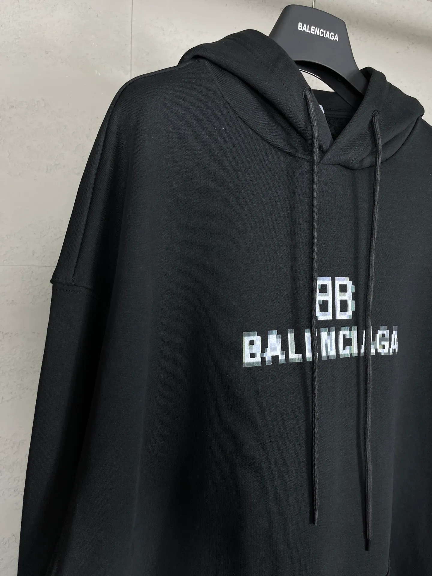 🅿️300 real photos [Top version. Official website quality] BALENCI*GA/Paris. Classic style. BALENCI*GA# Phantom BB direct-injection printed hooded sweatshirt. Brick cabinet synchronization. The fabric is made of Paris ZP custom-woven and dyed cotton sweatshirt. The weight is 450 grams. The cloth surface is clean. The cloth pattern is clear, soft and comfortable. The threads are woven and dyed with no color difference. The classic pattern is printed with Kornit direct-injection printing, which has no hand feel and has a three-dimensional effect that restores the brick cabinet. The version adopts OS loose shoulder design. Same style for men and women. Coding: BL238060 Color: black. White. Size: XS S M L