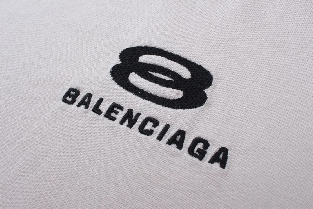 🅿️180 detailed pictures [Top version. Official website quality] BALENCI*GA/Paris BALENCI*GA# New model, double-ring LOGO classic embroidery, water-worn and damaged old short-sleeved T-shirt. Brick cabinet synchronization. The old and worn ZP is the same, welcome to compare. The fabric is made of Paris ZP custom-woven and dyed 100% cotton double-yarn compact cotton. The weight is 260 grams. The cloth surface is clean. The cloth pattern is clear. Soft and comfortable. Good color fastness. Not easy to change color. The threads are woven and dyed with no color difference. The embroidery uses a Tajima embroidery machine, the letters are three-dimensional, and the ready-made garments are washed, worn and worn, and are extremely heavy-duty. Jubie market makes goods based on pictures. Comparisons welcome. Restore the brick cabinet. The version adopts the OS loose shoulder version. Same style for men and women. Code: BL223331 Color: Black. Mi Xing Size: XS to L