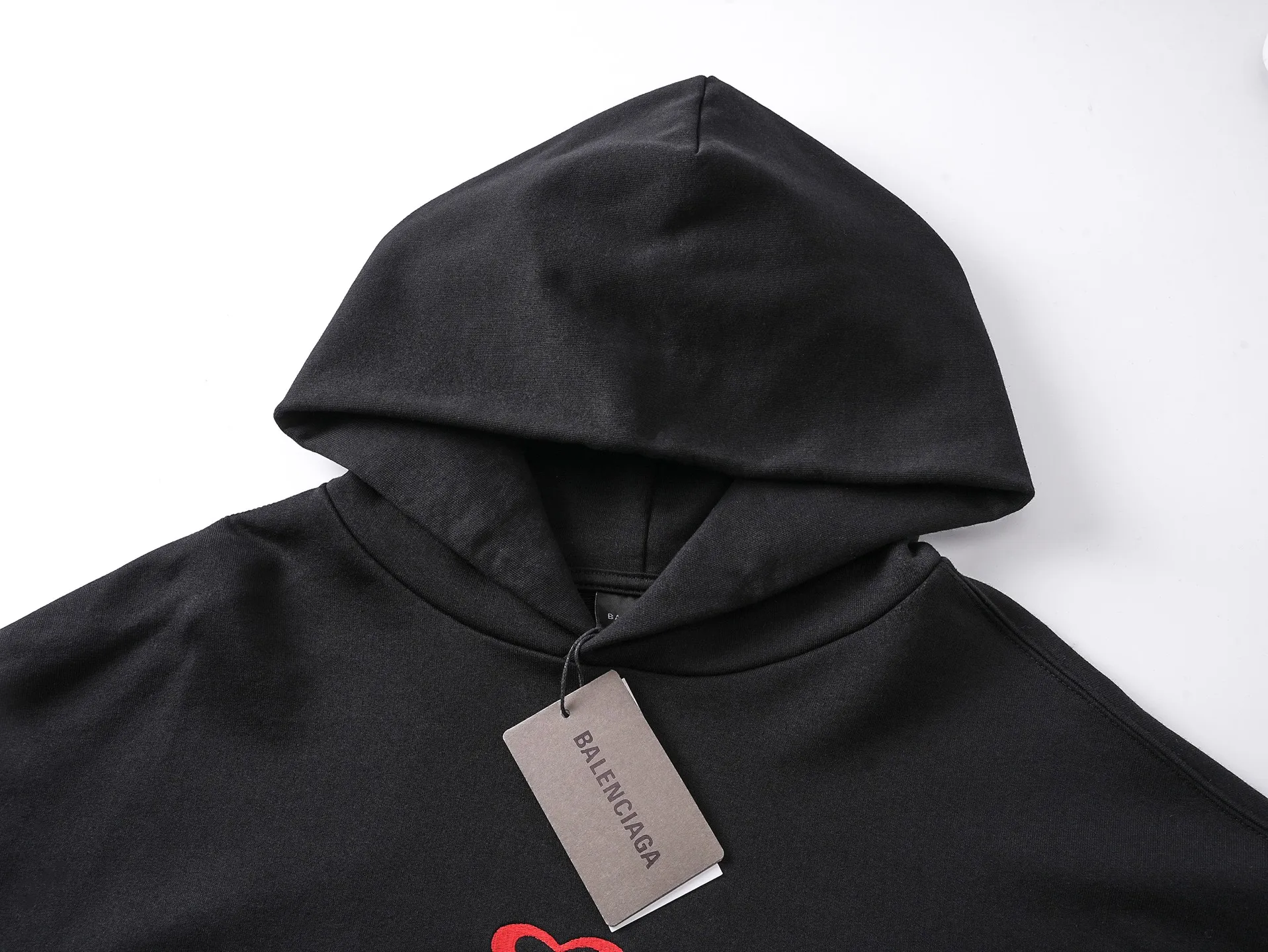 🅿️350 BALENCI*GA Paris Chinese Valentine's Day limited edition hooded sweatshirt. The front embroidery is embroidered with an imported Tajima embroidery machine. The back letters are printed with environmentally friendly glue. Customized matching hardware. The letters are clear. The effect is three-dimensional. Exclusively matched to the pattern, woven and dyed 460g fabric. Threads are dyed in the same cylinder with zero color difference. Brick cabinet synchronization. Welcome to compare. Same style for men and women -Color: black off-white -SIZE: Xs S M L Style number 8991#