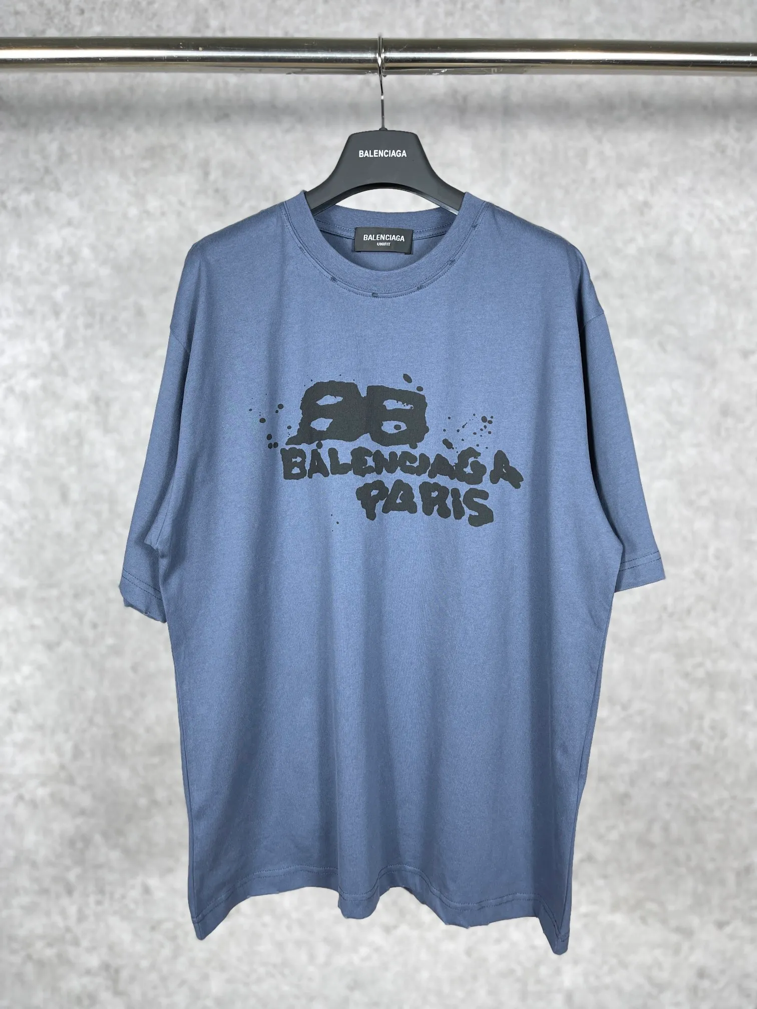 🅿️166 real photos [Top version. Official website quality] BALENCI*GA/Paris BALENCI*GA#BB hand-painted graffiti short-sleeved T-shirt. 2023 spring and summer new product. Brick cabinet synchronization. The fabric is made of Paris ZP custom-woven and dyed 100% cotton double yarn compact cotton. The weight is 260 grams, the cloth surface is clean. The cloth pattern is clear. Soft and comfortable. Good color fastness. Not easy to change color. The threads are woven and dyed with no color difference. The printing uses a circular machine to imitate hand-painted effects. No burrs. The color is the same as the original board. The brick cabinet is restored. The version adopts the OS loose shoulder style. Same style for men and women. Coding: BL223001 Color: black, white, gray blue, pink Size: XS S M L