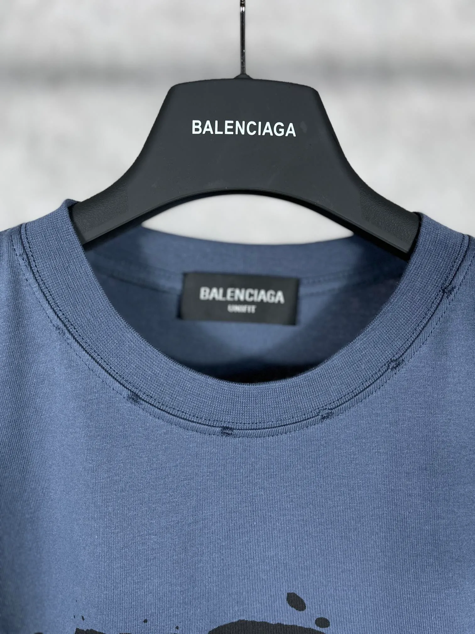🅿️166 real photos [Top version. Official website quality] BALENCI*GA/Paris BALENCI*GA#BB hand-painted graffiti short-sleeved T-shirt. 2023 spring and summer new product. Brick cabinet synchronization. The fabric is made of Paris ZP custom-woven and dyed 100% cotton double yarn compact cotton. The weight is 260 grams, the cloth surface is clean. The cloth pattern is clear. Soft and comfortable. Good color fastness. Not easy to change color. The threads are woven and dyed with no color difference. The printing uses a circular machine to imitate hand-painted effects. No burrs. The color is the same as the original board. The brick cabinet is restored. The version adopts the OS loose shoulder style. Same style for men and women. Coding: BL223001 Color: black, white, gray blue, pink Size: XS S M L