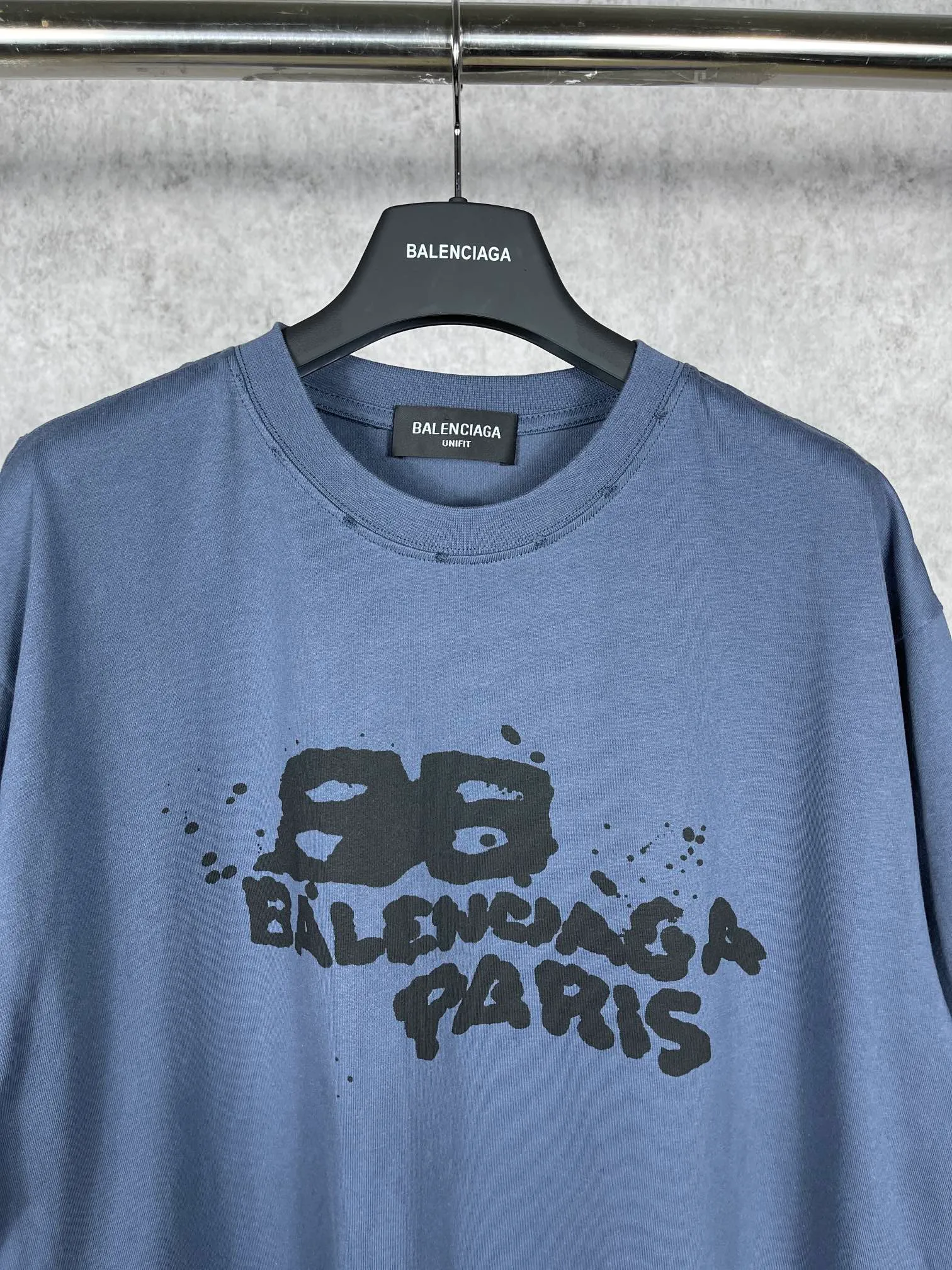 🅿️166 real photos [Top version. Official website quality] BALENCI*GA/Paris BALENCI*GA#BB hand-painted graffiti short-sleeved T-shirt. 2023 spring and summer new product. Brick cabinet synchronization. The fabric is made of Paris ZP custom-woven and dyed 100% cotton double yarn compact cotton. The weight is 260 grams, the cloth surface is clean. The cloth pattern is clear. Soft and comfortable. Good color fastness. Not easy to change color. The threads are woven and dyed with no color difference. The printing uses a circular machine to imitate hand-painted effects. No burrs. The color is the same as the original board. The brick cabinet is restored. The version adopts the OS loose shoulder style. Same style for men and women. Coding: BL223001 Color: black, white, gray blue, pink Size: XS S M L