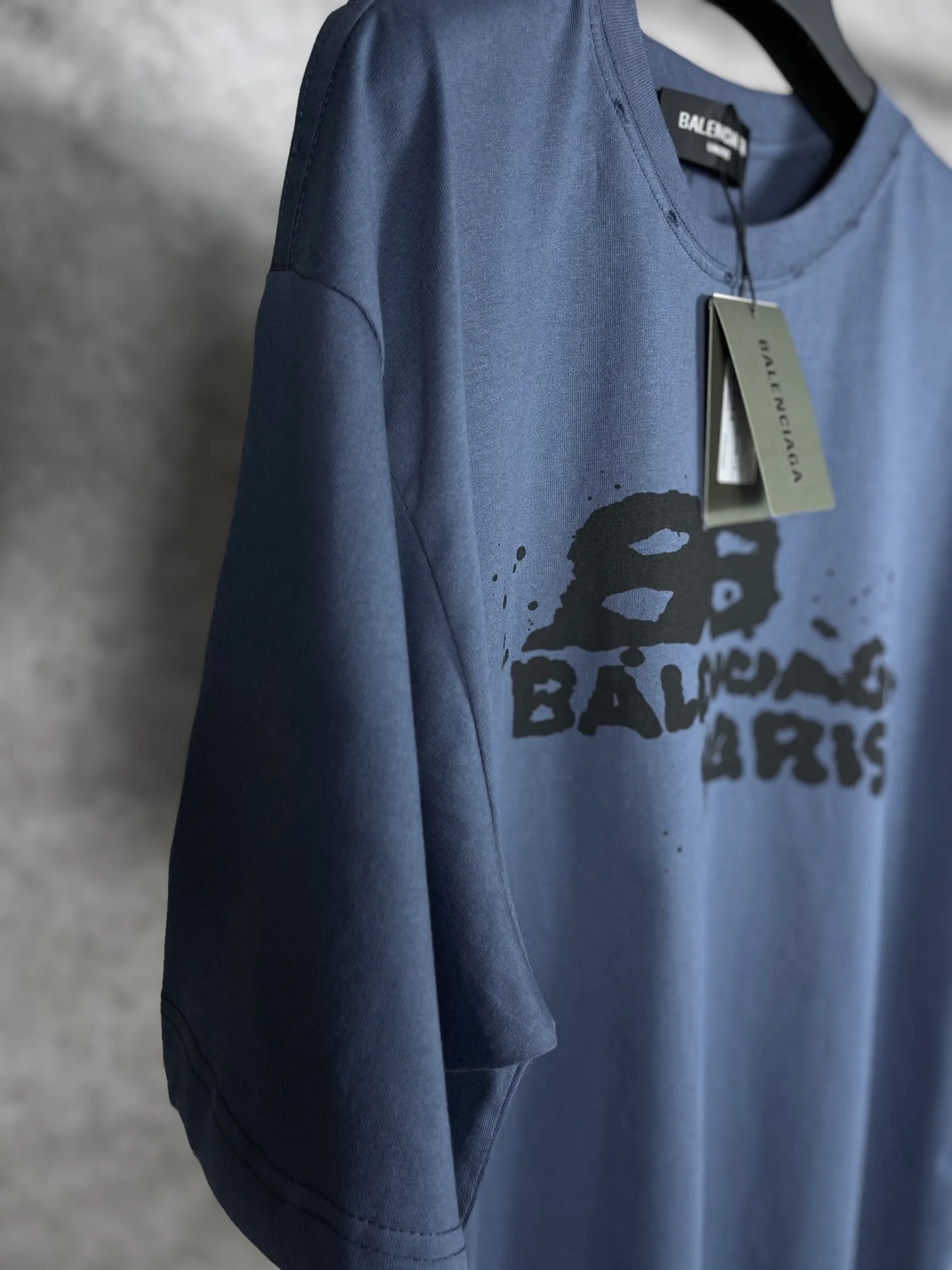 🅿️166 real photos [Top version. Official website quality] BALENCI*GA/Paris BALENCI*GA#BB hand-painted graffiti short-sleeved T-shirt. 2023 spring and summer new product. Brick cabinet synchronization. The fabric is made of Paris ZP custom-woven and dyed 100% cotton double yarn compact cotton. The weight is 260 grams, the cloth surface is clean. The cloth pattern is clear. Soft and comfortable. Good color fastness. Not easy to change color. The threads are woven and dyed with no color difference. The printing uses a circular machine to imitate hand-painted effects. No burrs. The color is the same as the original board. The brick cabinet is restored. The version adopts the OS loose shoulder style. Same style for men and women. Coding: BL223001 Color: black, white, gray blue, pink Size: XS S M L