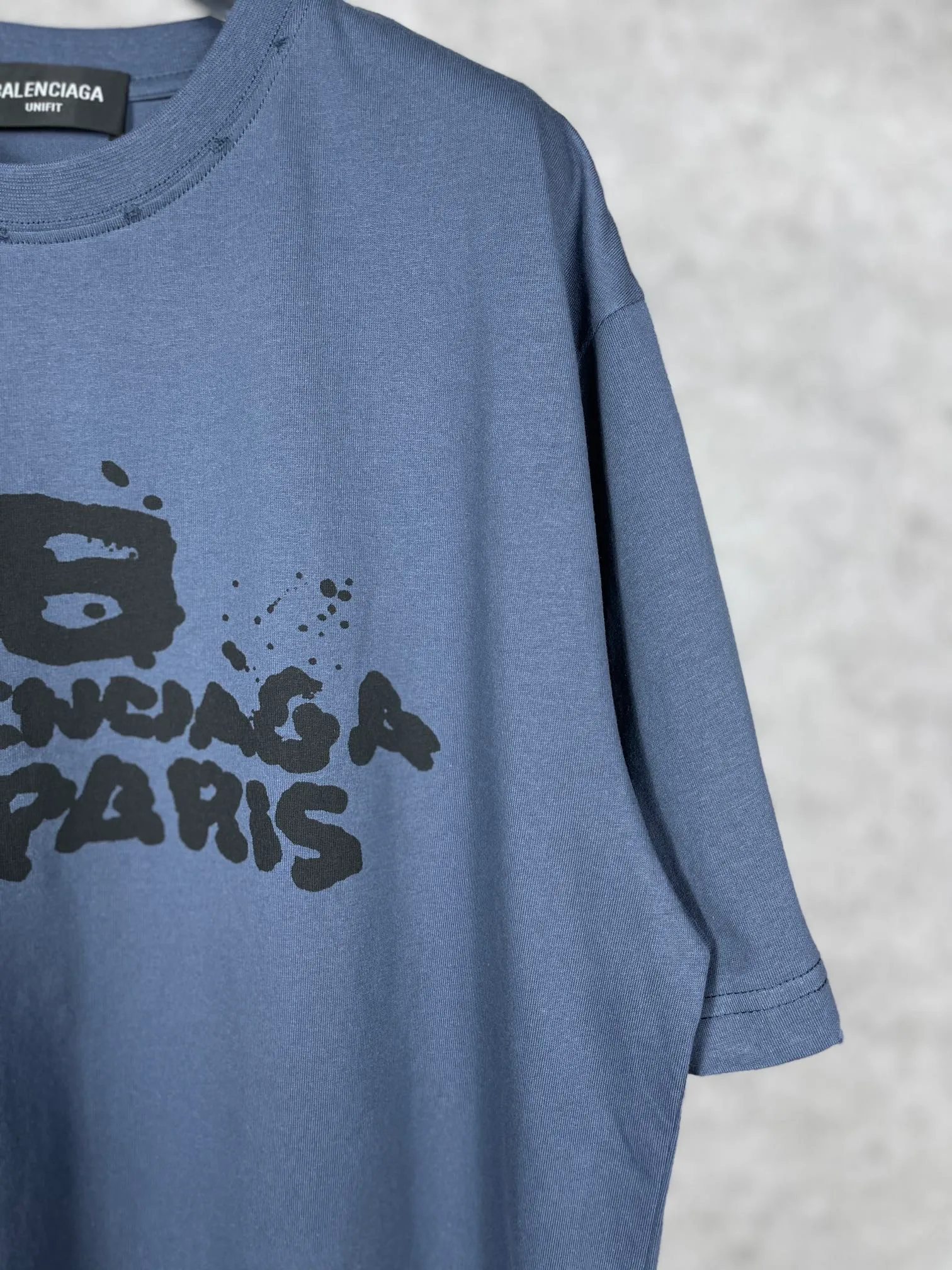 🅿️166 real photos [Top version. Official website quality] BALENCI*GA/Paris BALENCI*GA#BB hand-painted graffiti short-sleeved T-shirt. 2023 spring and summer new product. Brick cabinet synchronization. The fabric is made of Paris ZP custom-woven and dyed 100% cotton double yarn compact cotton. The weight is 260 grams, the cloth surface is clean. The cloth pattern is clear. Soft and comfortable. Good color fastness. Not easy to change color. The threads are woven and dyed with no color difference. The printing uses a circular machine to imitate hand-painted effects. No burrs. The color is the same as the original board. The brick cabinet is restored. The version adopts the OS loose shoulder style. Same style for men and women. Coding: BL223001 Color: black, white, gray blue, pink Size: XS S M L