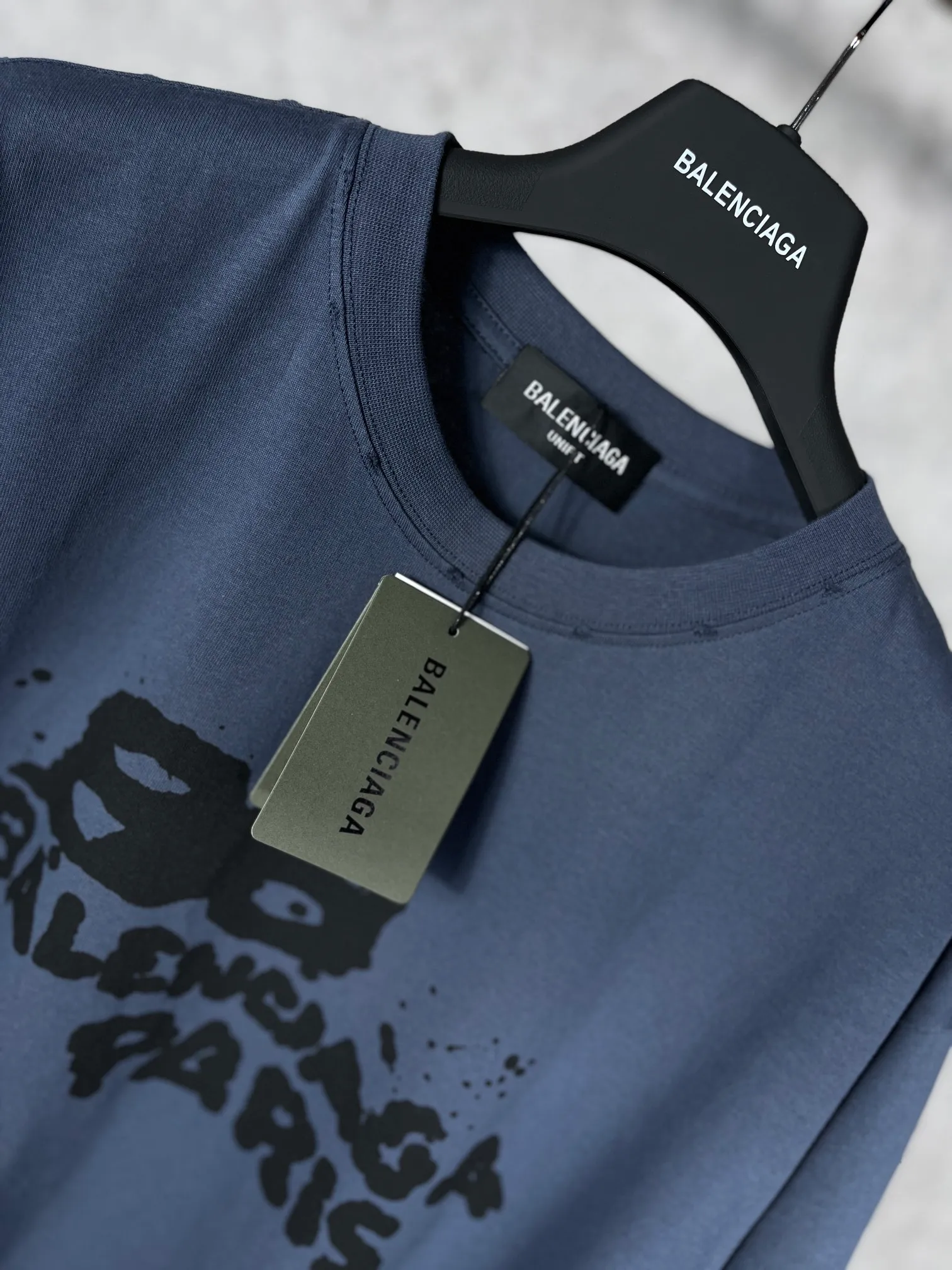 🅿️166 real photos [Top version. Official website quality] BALENCI*GA/Paris BALENCI*GA#BB hand-painted graffiti short-sleeved T-shirt. 2023 spring and summer new product. Brick cabinet synchronization. The fabric is made of Paris ZP custom-woven and dyed 100% cotton double yarn compact cotton. The weight is 260 grams, the cloth surface is clean. The cloth pattern is clear. Soft and comfortable. Good color fastness. Not easy to change color. The threads are woven and dyed with no color difference. The printing uses a circular machine to imitate hand-painted effects. No burrs. The color is the same as the original board. The brick cabinet is restored. The version adopts the OS loose shoulder style. Same style for men and women. Coding: BL223001 Color: black, white, gray blue, pink Size: XS S M L