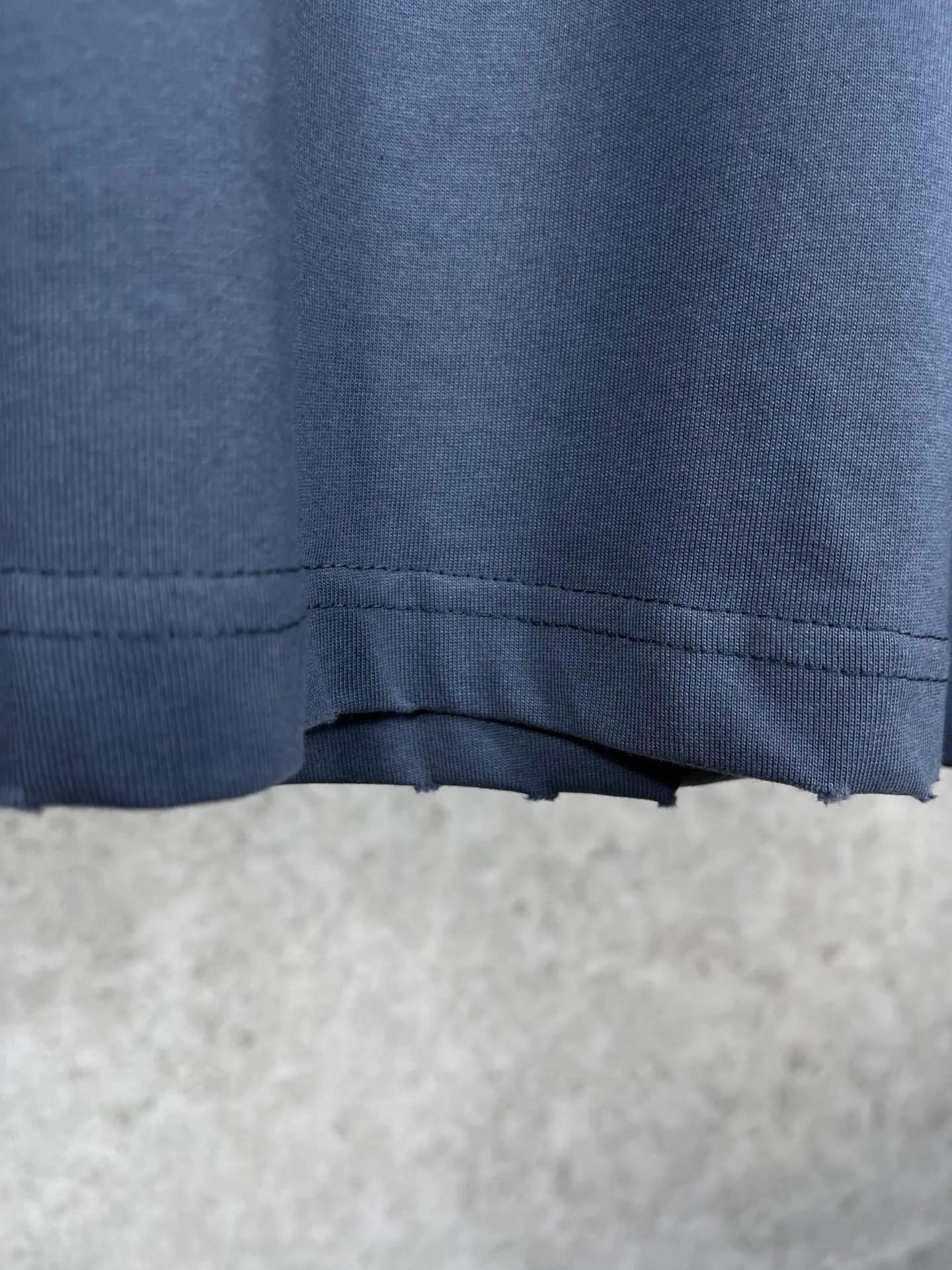 🅿️166 real photos [Top version. Official website quality] BALENCI*GA/Paris BALENCI*GA#BB hand-painted graffiti short-sleeved T-shirt. 2023 spring and summer new product. Brick cabinet synchronization. The fabric is made of Paris ZP custom-woven and dyed 100% cotton double yarn compact cotton. The weight is 260 grams, the cloth surface is clean. The cloth pattern is clear. Soft and comfortable. Good color fastness. Not easy to change color. The threads are woven and dyed with no color difference. The printing uses a circular machine to imitate hand-painted effects. No burrs. The color is the same as the original board. The brick cabinet is restored. The version adopts the OS loose shoulder style. Same style for men and women. Coding: BL223001 Color: black, white, gray blue, pink Size: XS S M L