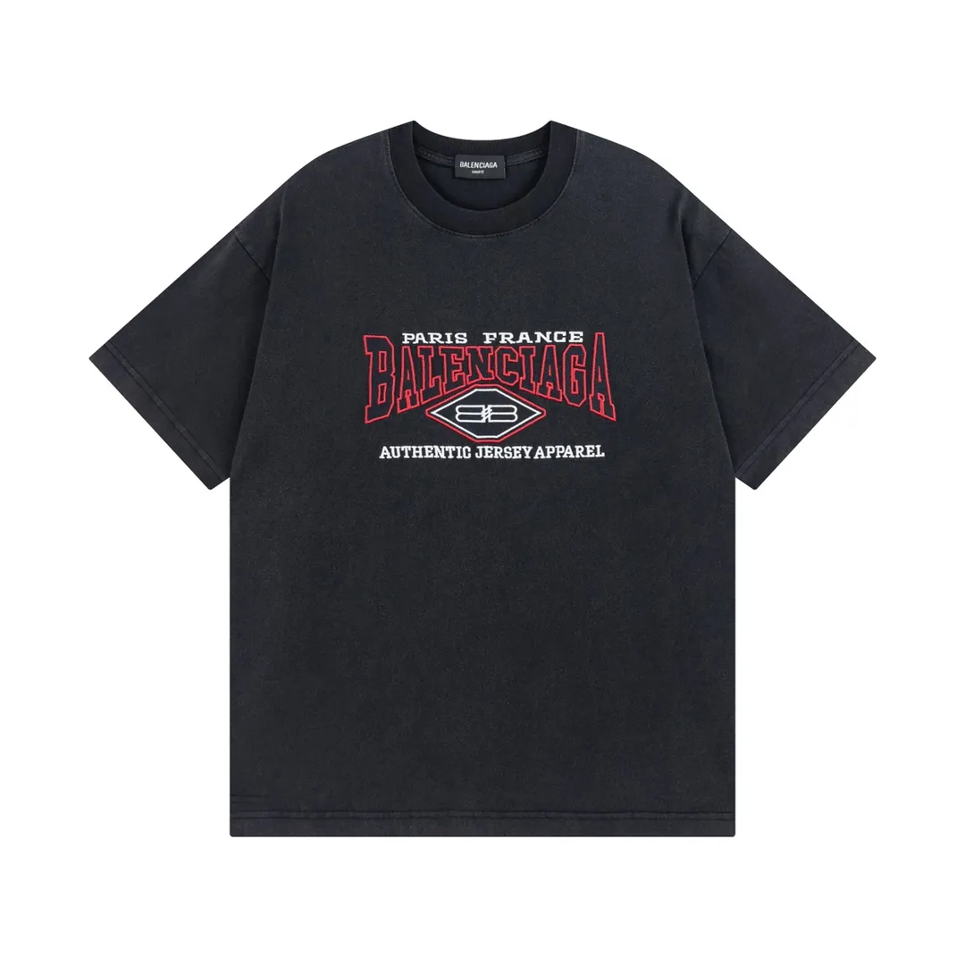🅿️186 Detailed picture [Top version. Official website quality] BALENCI*GA/Paris #BB letters classic LOGO embroidery washed and distressed short-sleeved T-shirt #brick cabinet synchronization. The fabric is made of Paris ZP custom-woven and dyed cotton double yarn. Weighing 260 grams, the cloth surface is clean. The cloth pattern is clear, soft and comfortable. The color fastness is good. It is not easy to change color. The threads are dyed with no color difference. The classic LOGO letter embroidery uses imported embroidery machines, and the embroidery thread uses imported matte light, which is soft to the touch, does not pierce the flesh, and the letters are three-dimensional and full. It is produced in Jubie market based on pictures. Comparisons welcome. The finished product is washed and aged. The letters are clear. The three-dimensional effect is strong. The version adopts the OS loose shoulder design. The same style for men and women. Coding: BL223062 Color: washed black, brown Size: XS to L